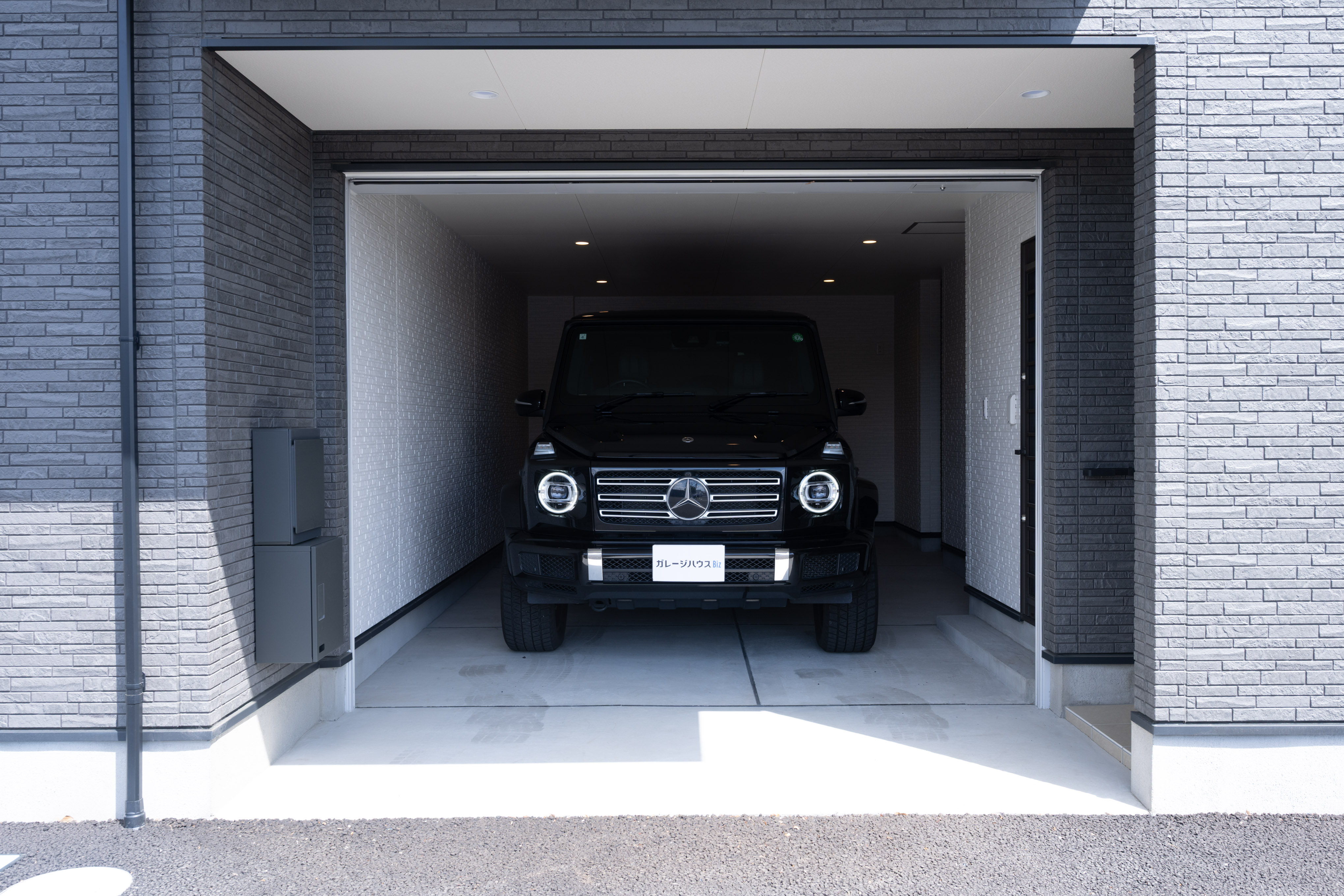 ガレージの横幅は約2.9m メルセデスベンツの「G-Class」の入庫状況 loading=