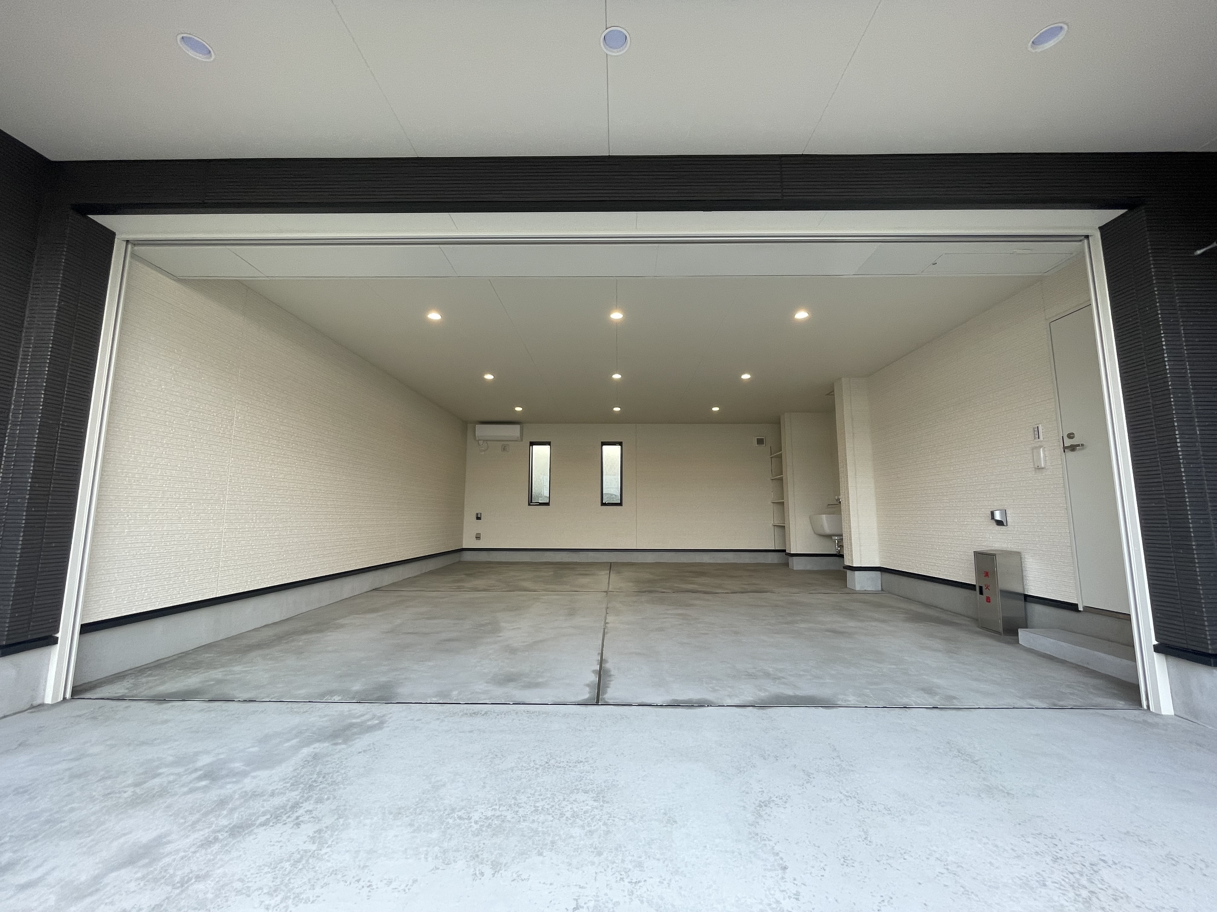ガレージ部分の入り口の横幅は5m loading=