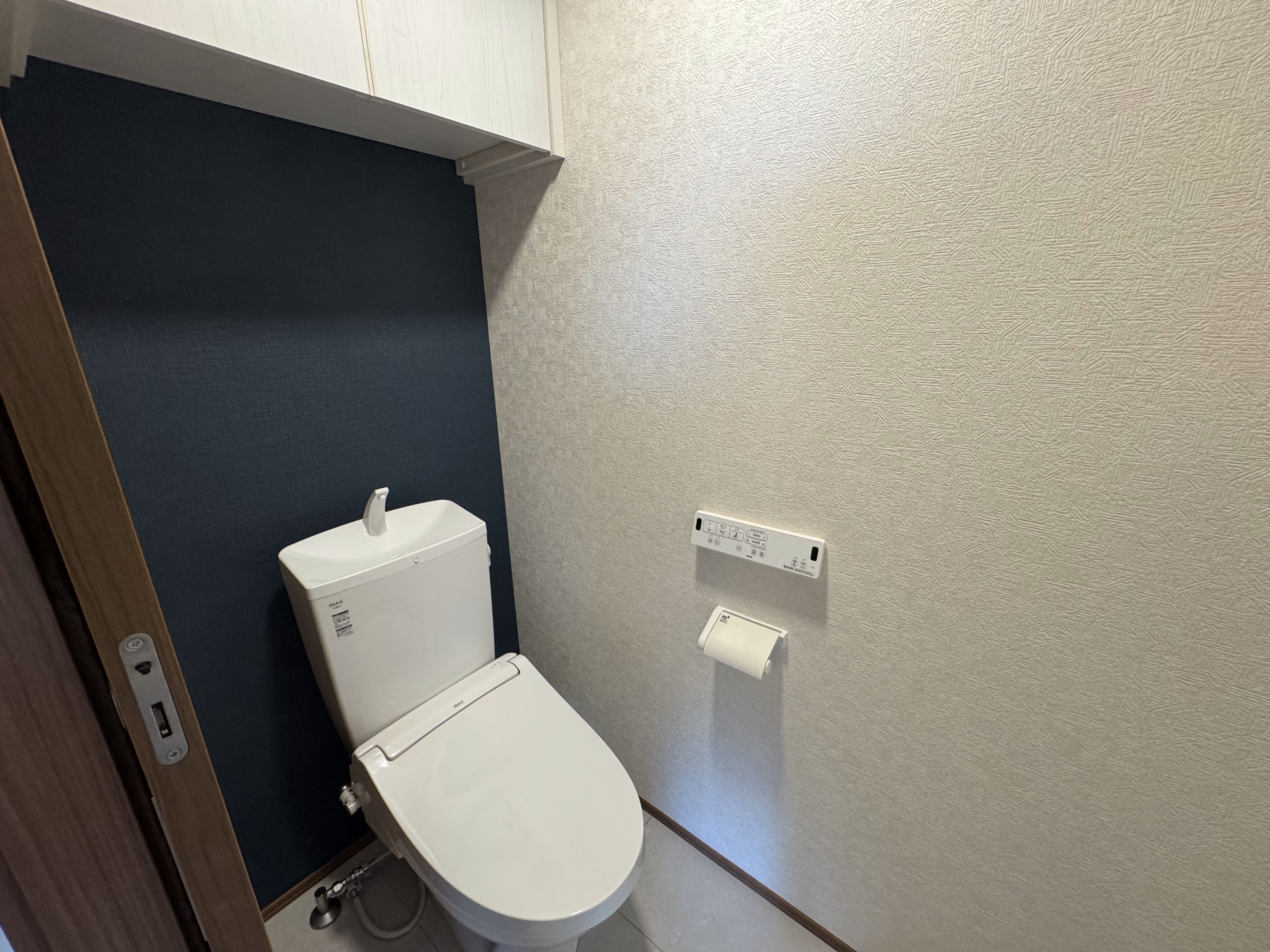 上部に収納棚のあるシャワートイレ付きのトイレスペース
loading=
