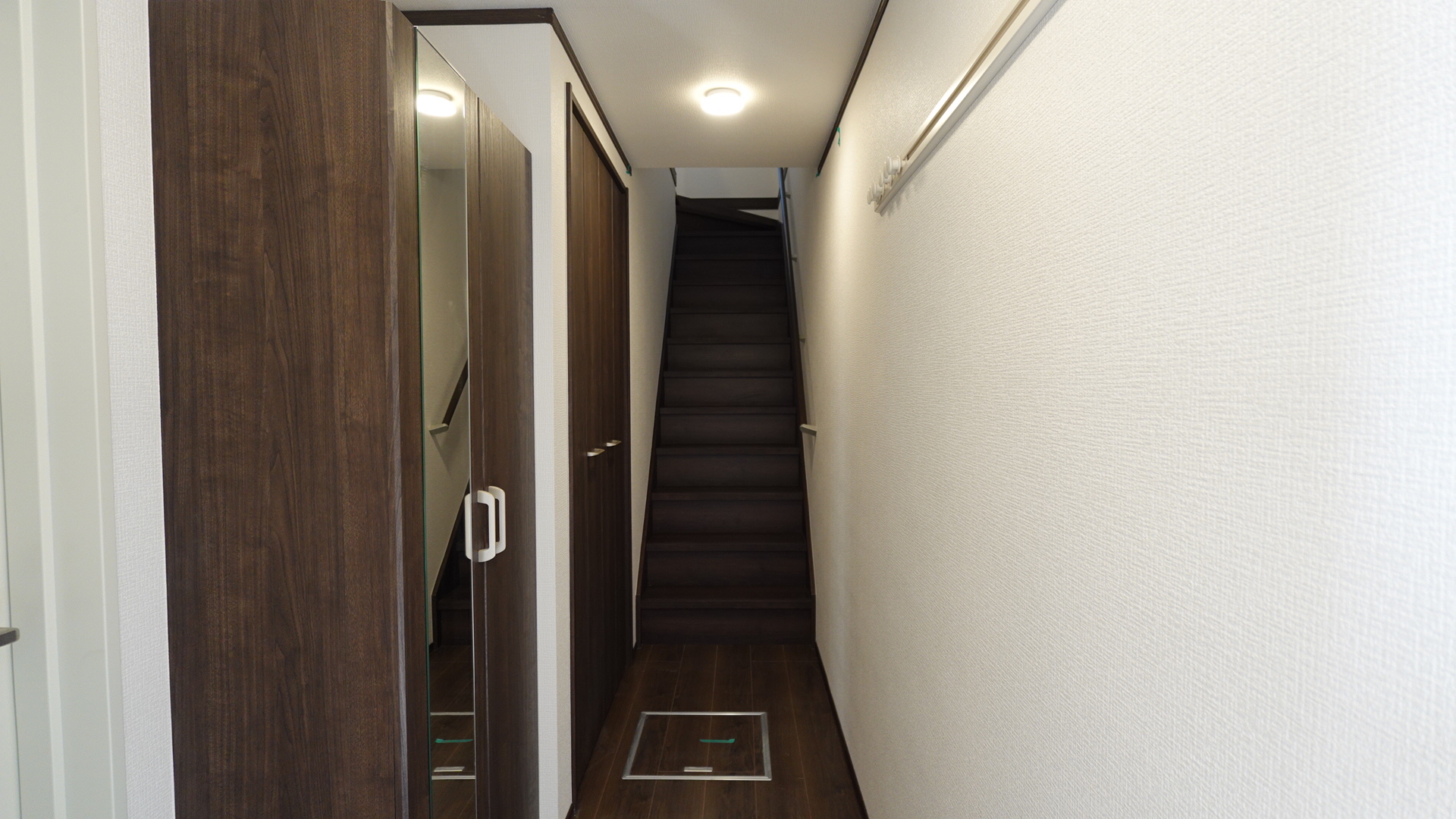 大型のシューズボックスと収納スペースを備えた玄関
 loading=