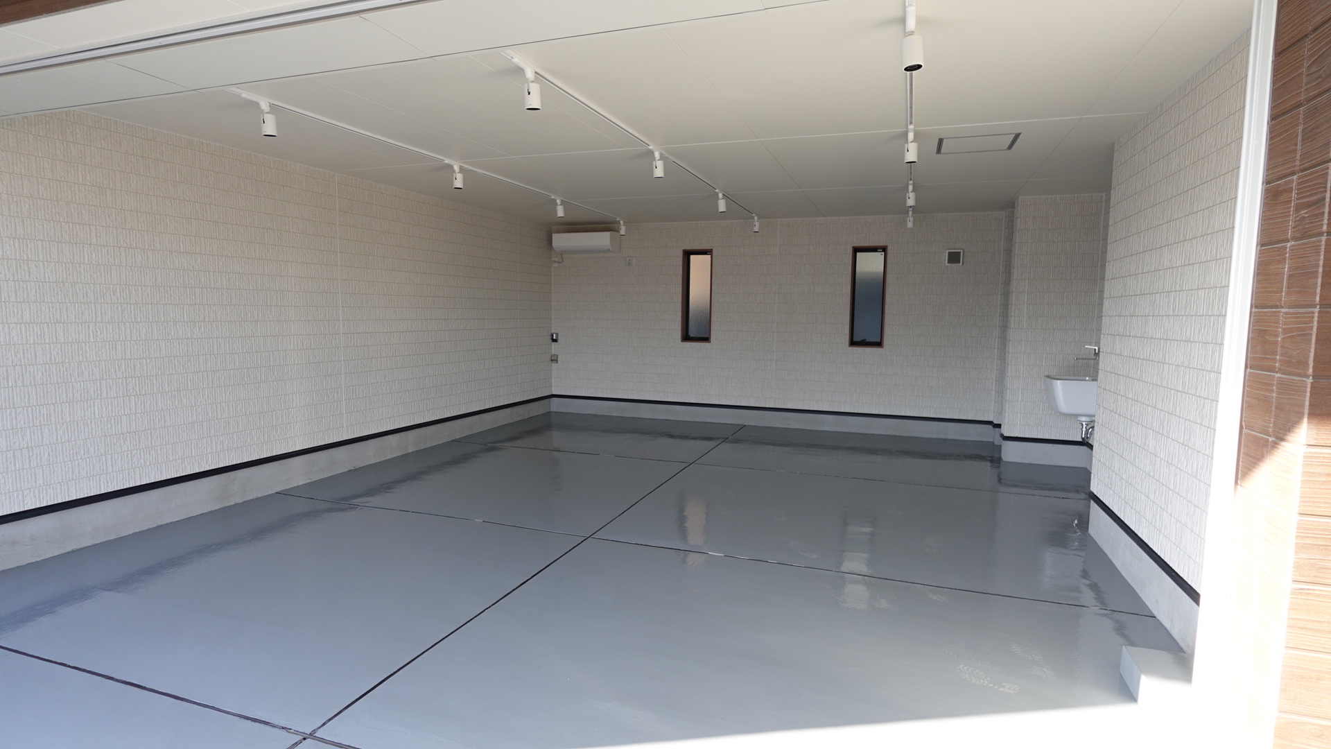 ガレージスペースの横幅は約5ｍなので、並列2台駐車可能
 loading=