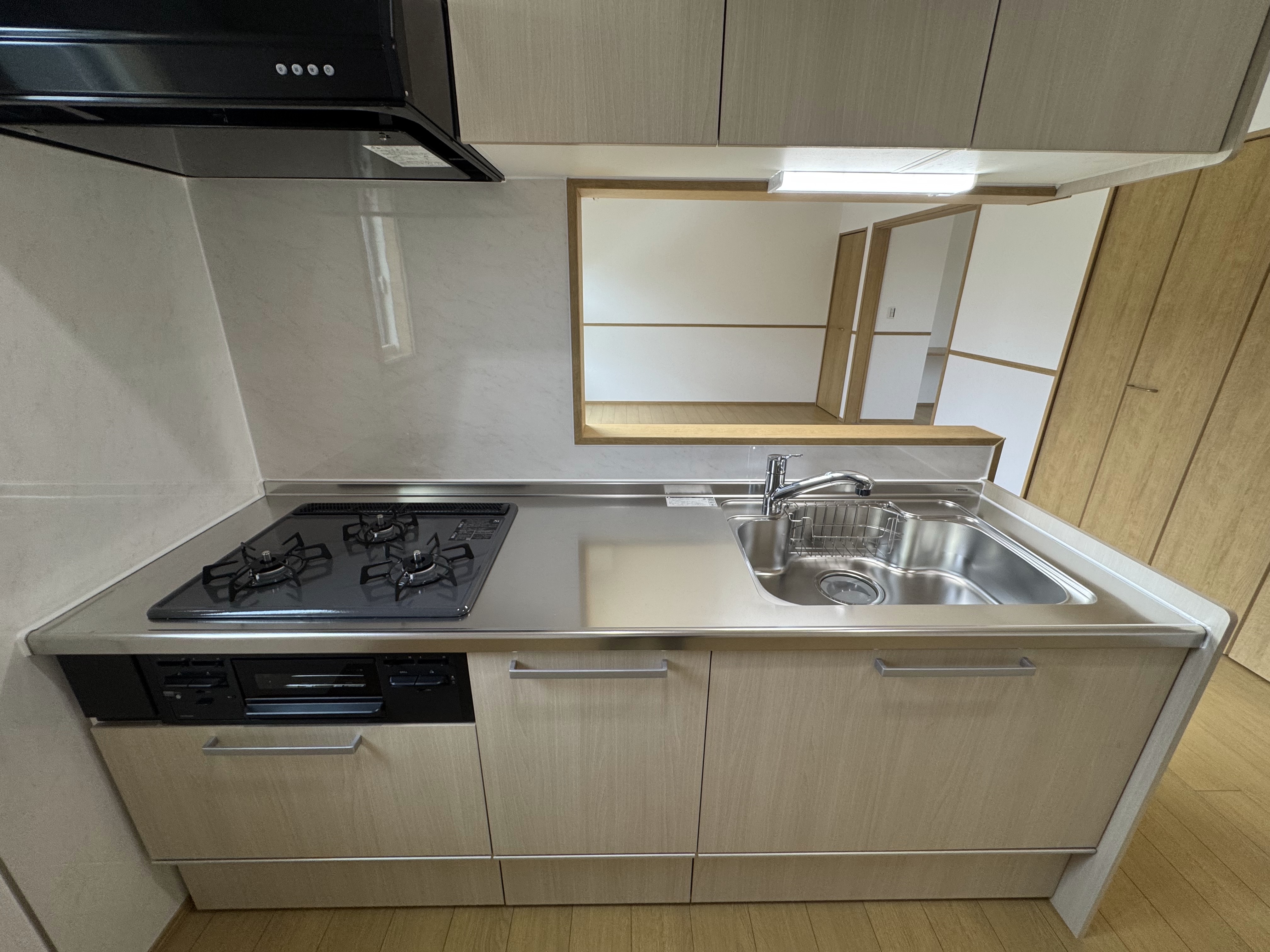 三ツ口コンロ付きのシステムキッチン loading=