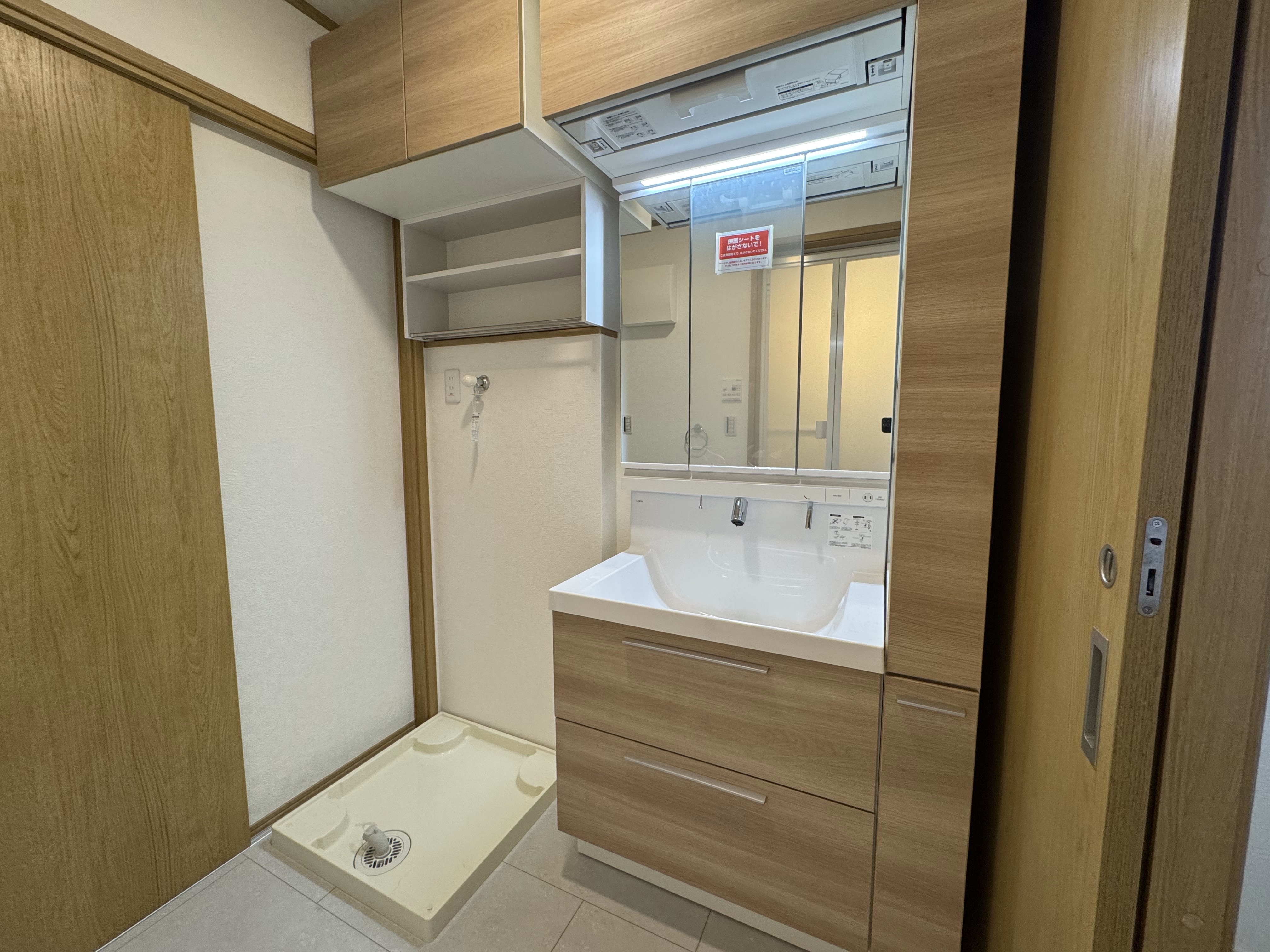 収納豊富な洗面スペース loading=