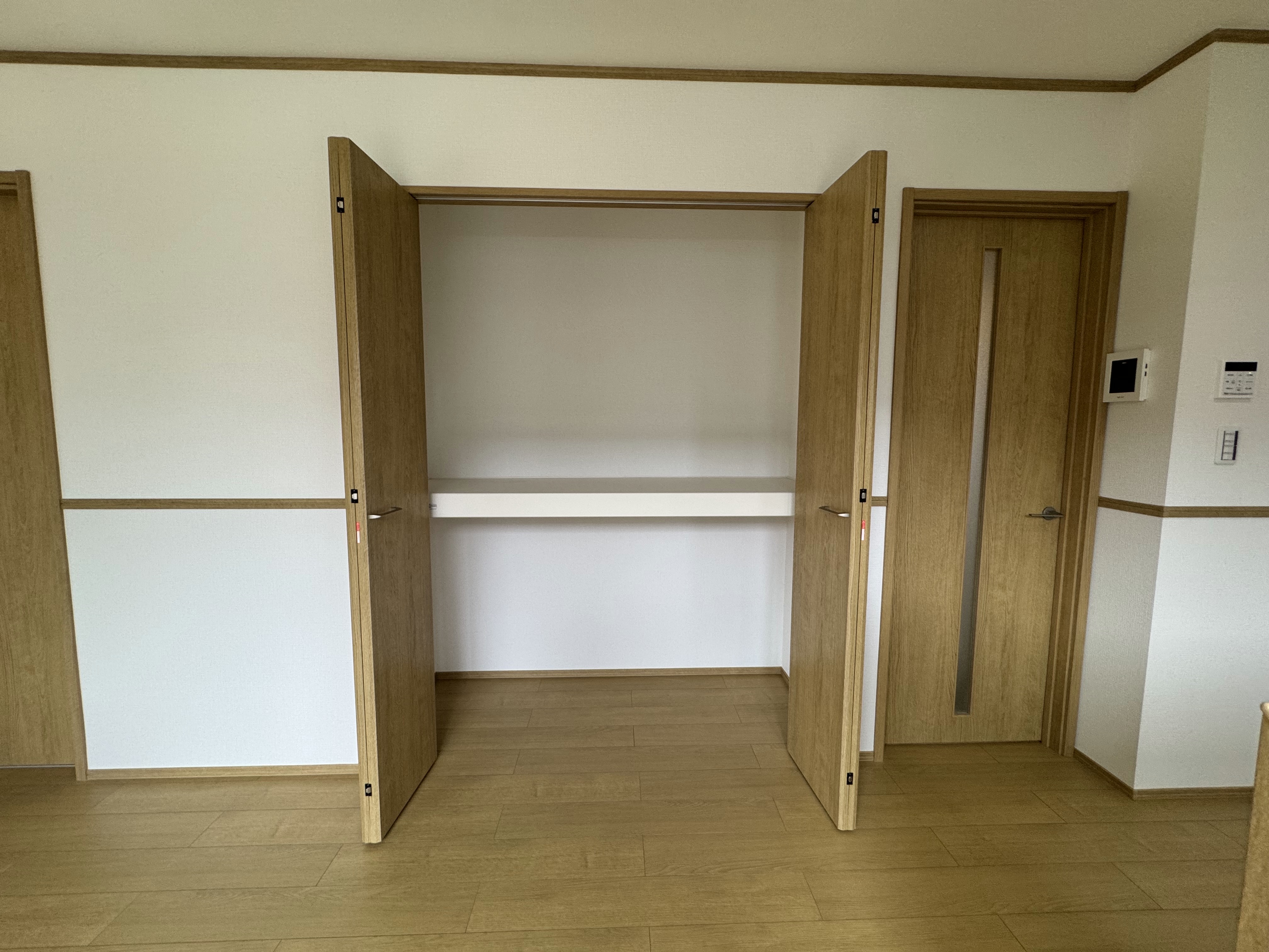 リビング部分の収納スペース loading=