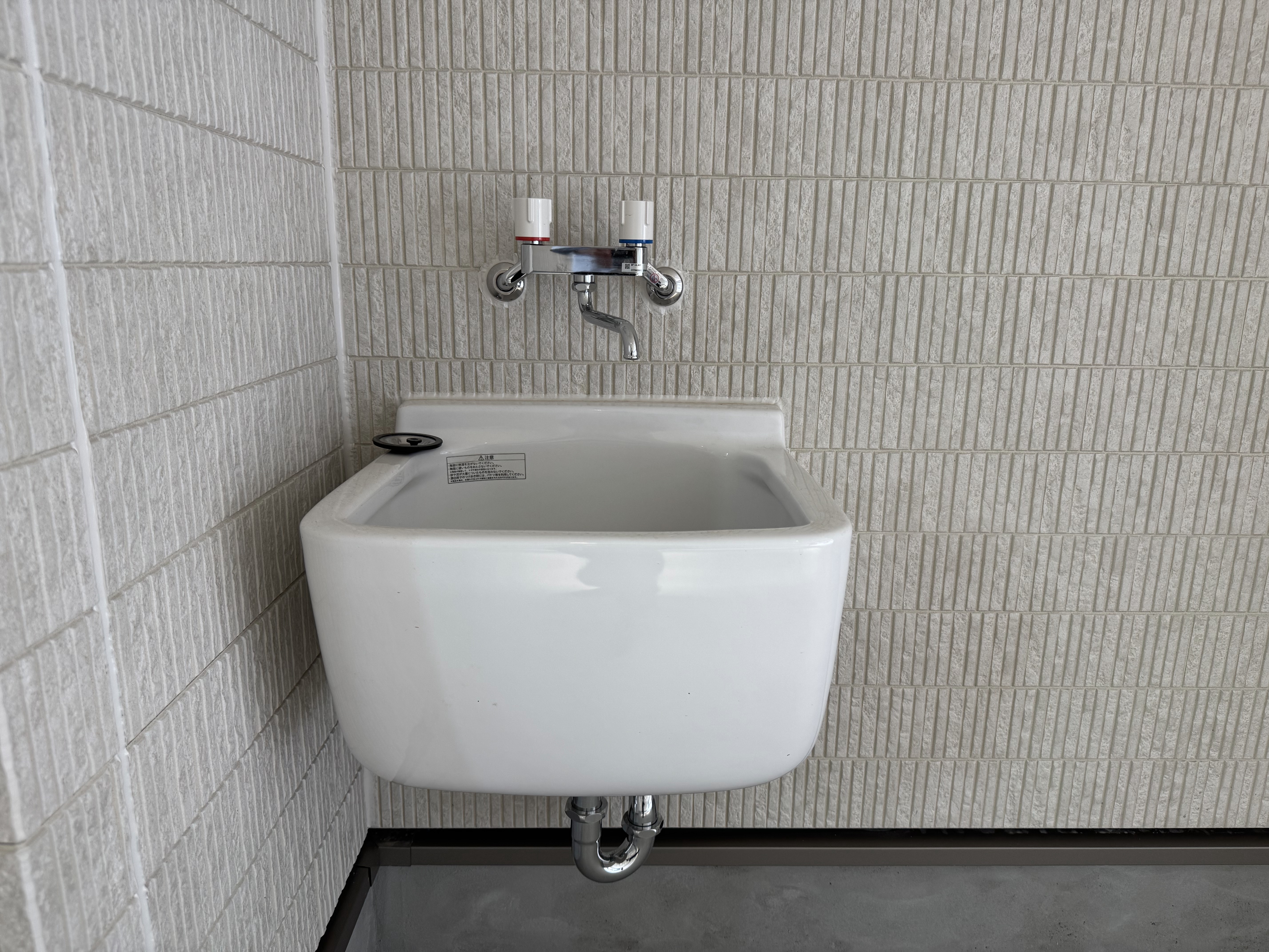 ガレージ内にある多目的流し loading=