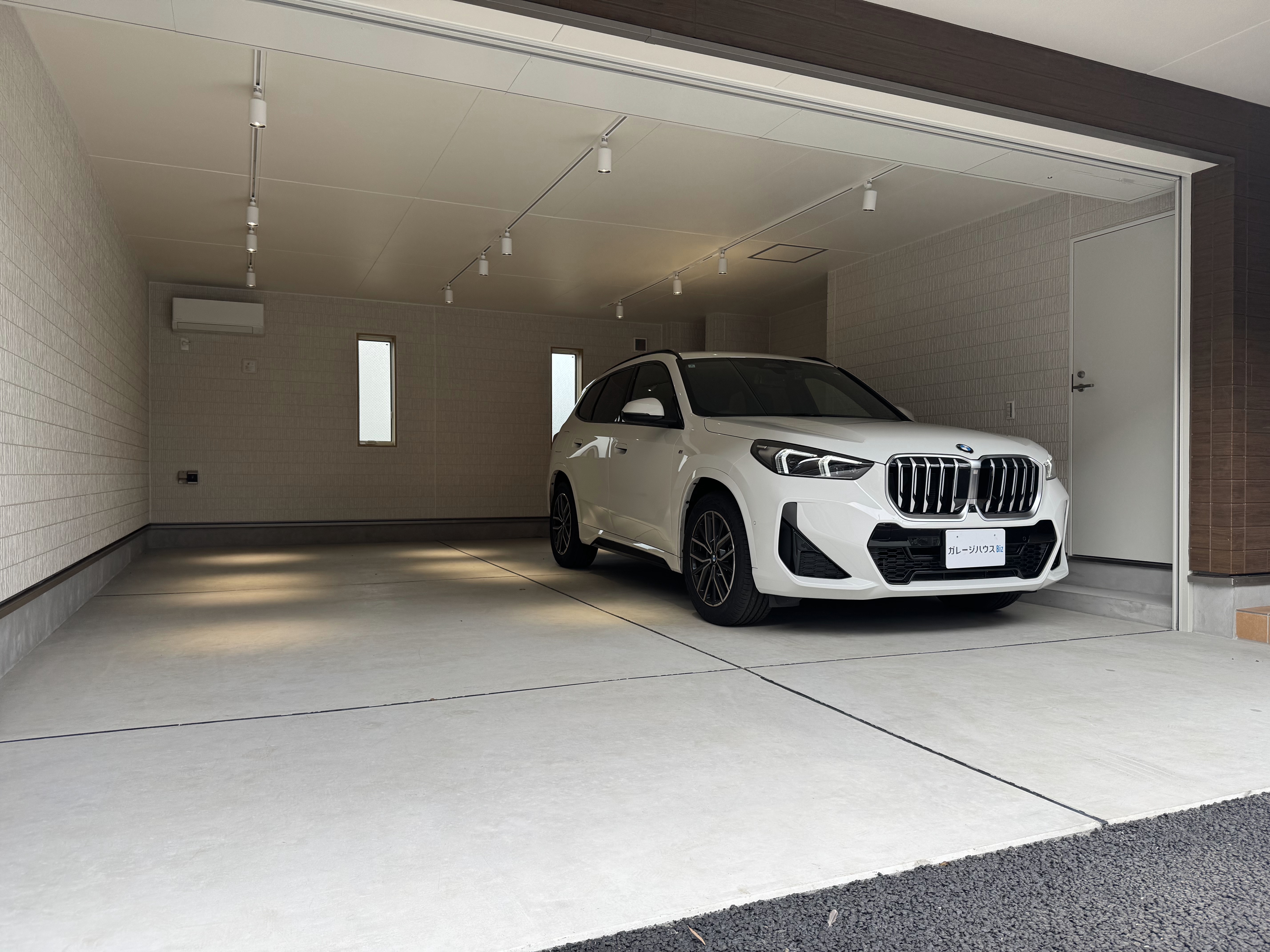 並列駐車可能なガレージスペース loading=