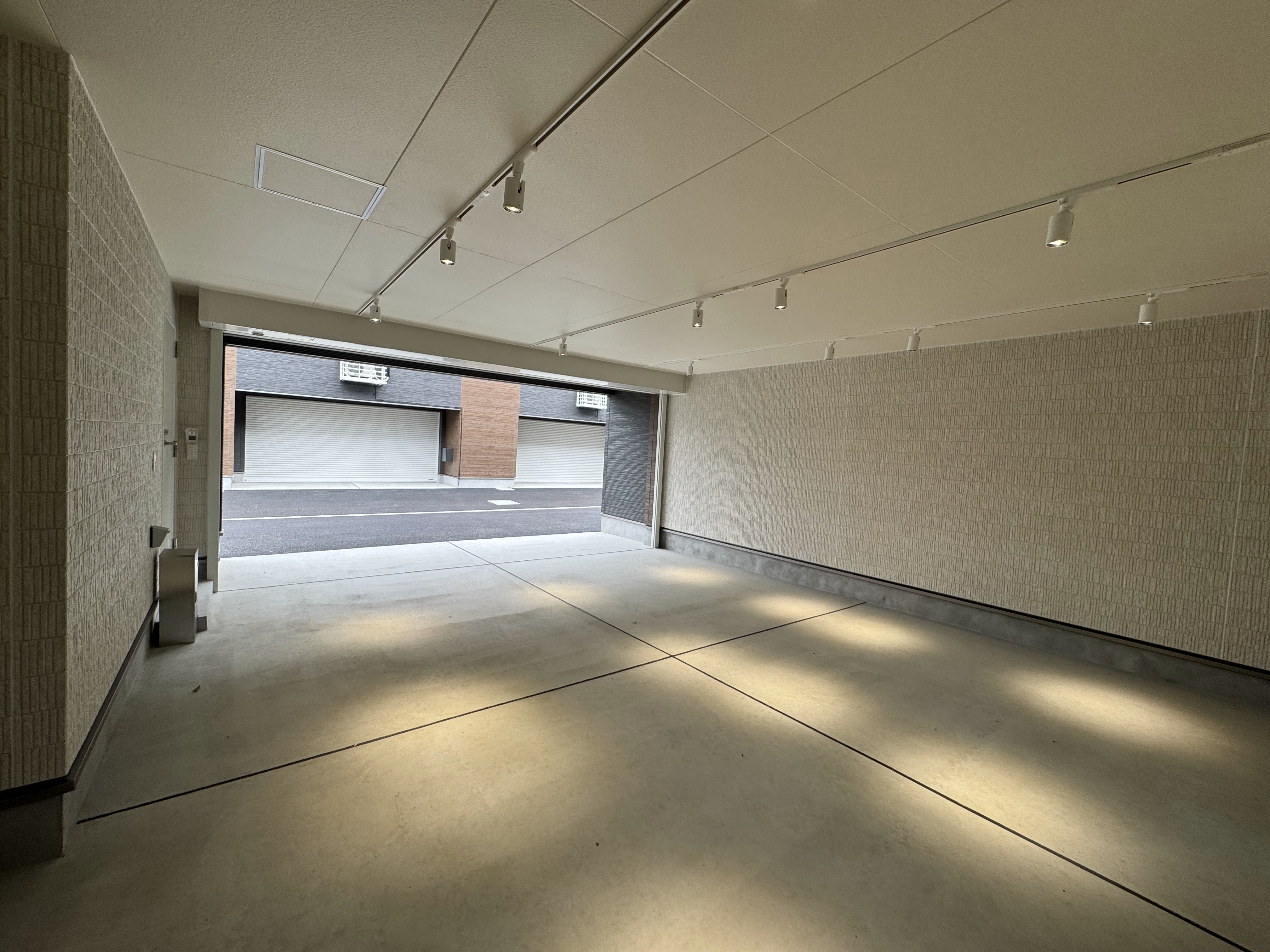 電動シャッター付きのガレージスペース loading=