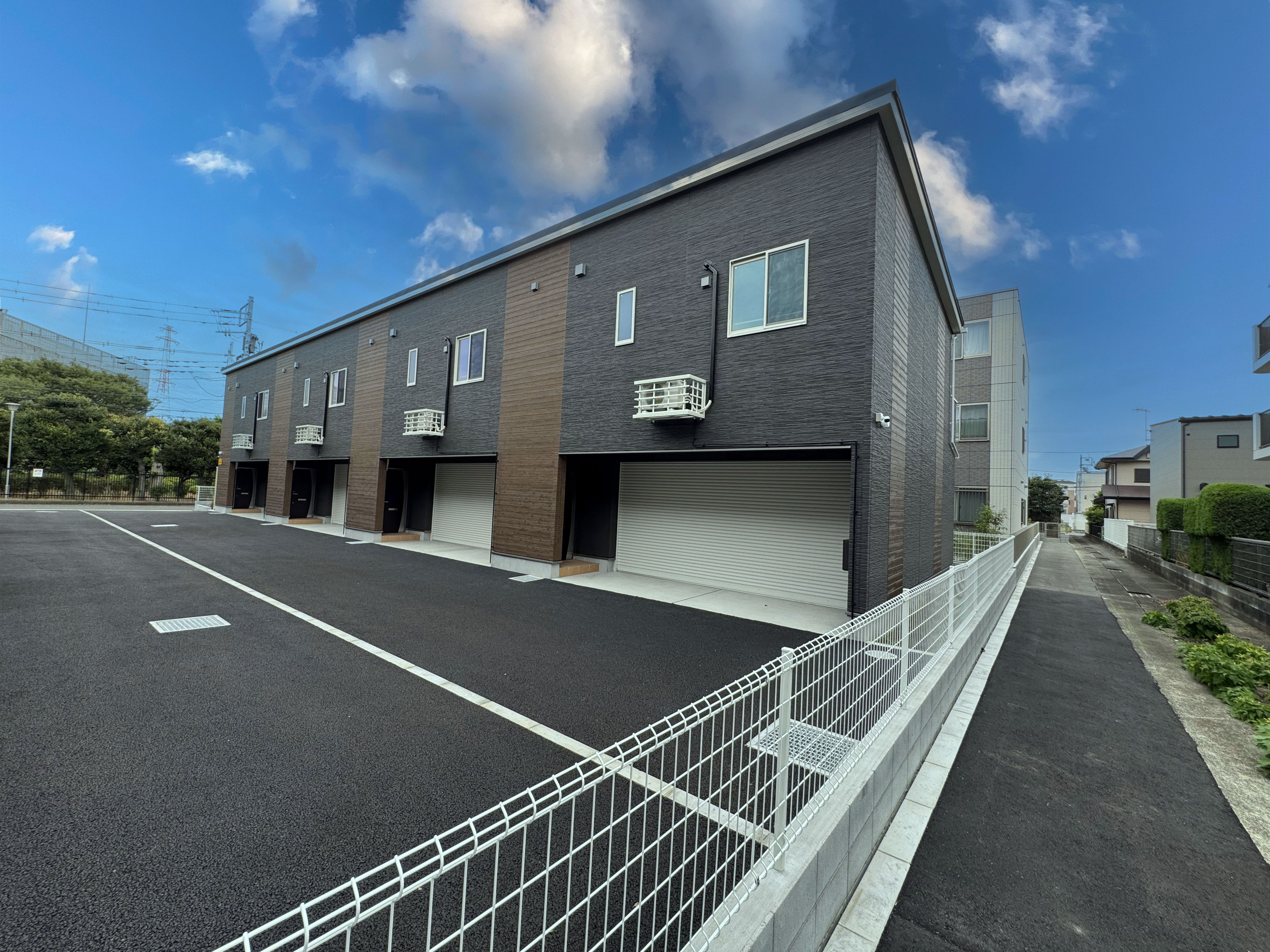 神奈川県厚木市のガレージハウス「GarageaⅡ（ガレージアⅡ）」の外観②
 loading=