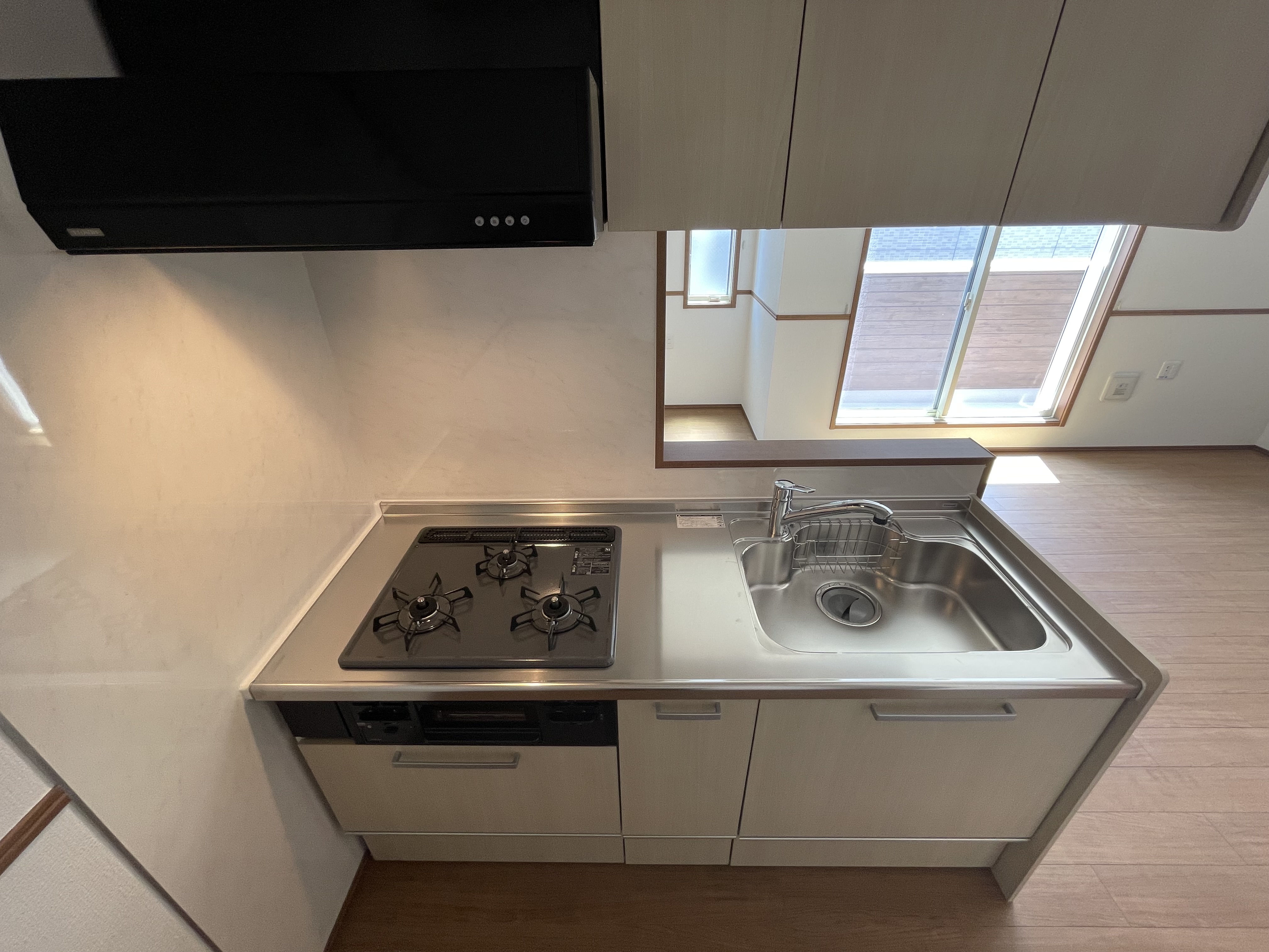 三ツ口コンロ付きのシステムキッチン loading=