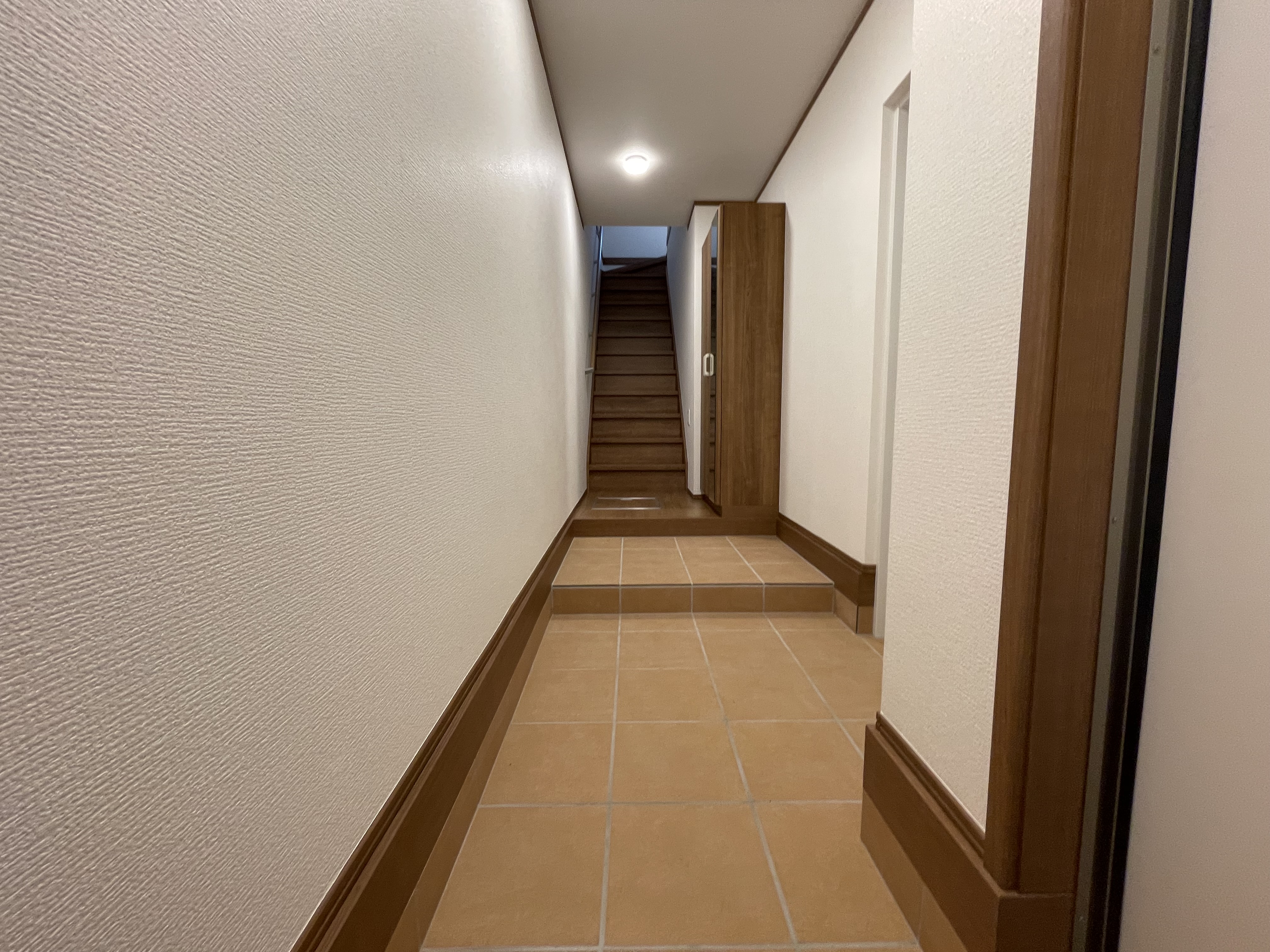 大型のシューズボックスがある玄関 loading=