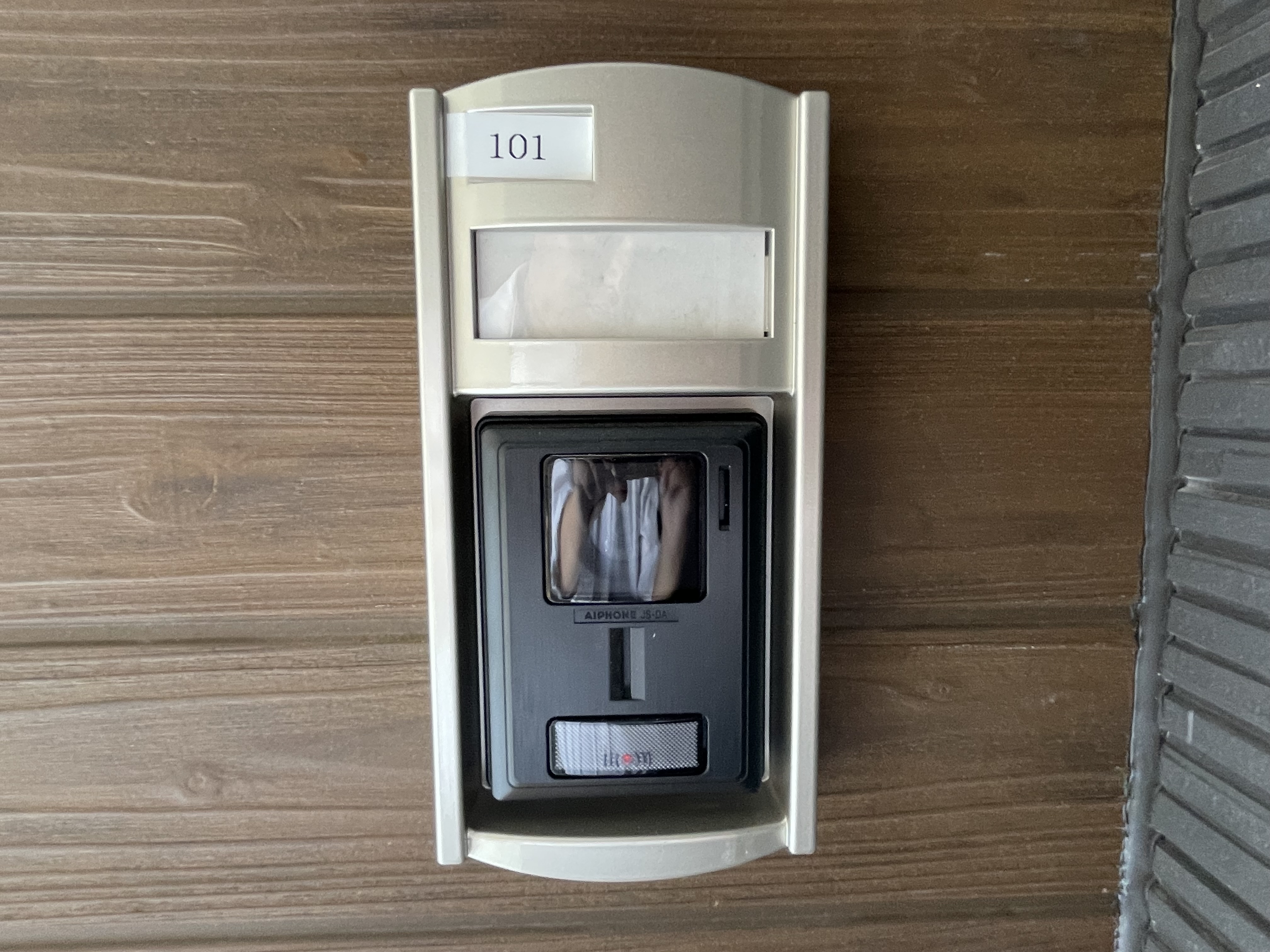 今や防犯対策の必需品のTVモニター付きインターホン loading=