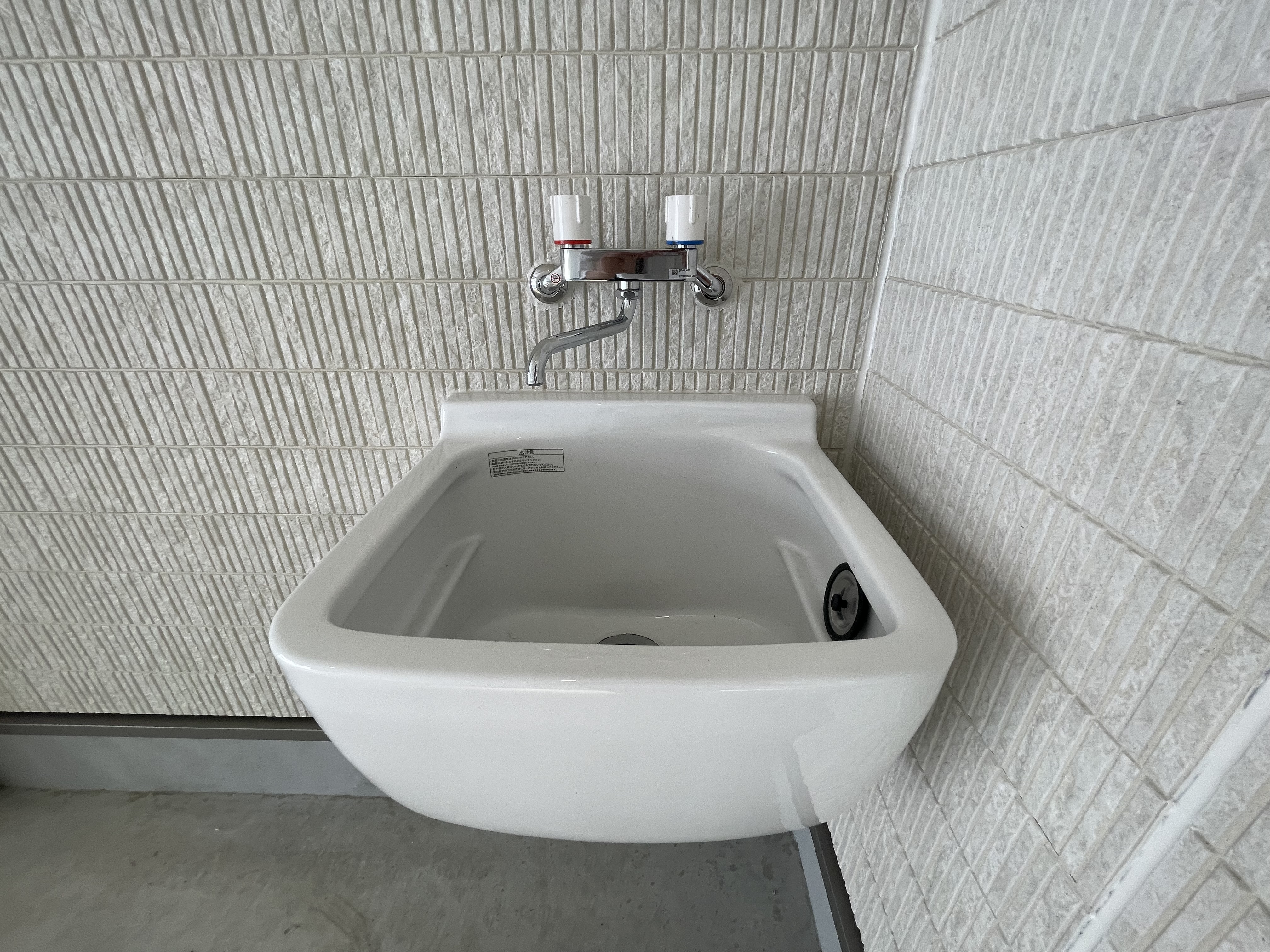 ガレージ内にある多目的流し loading=