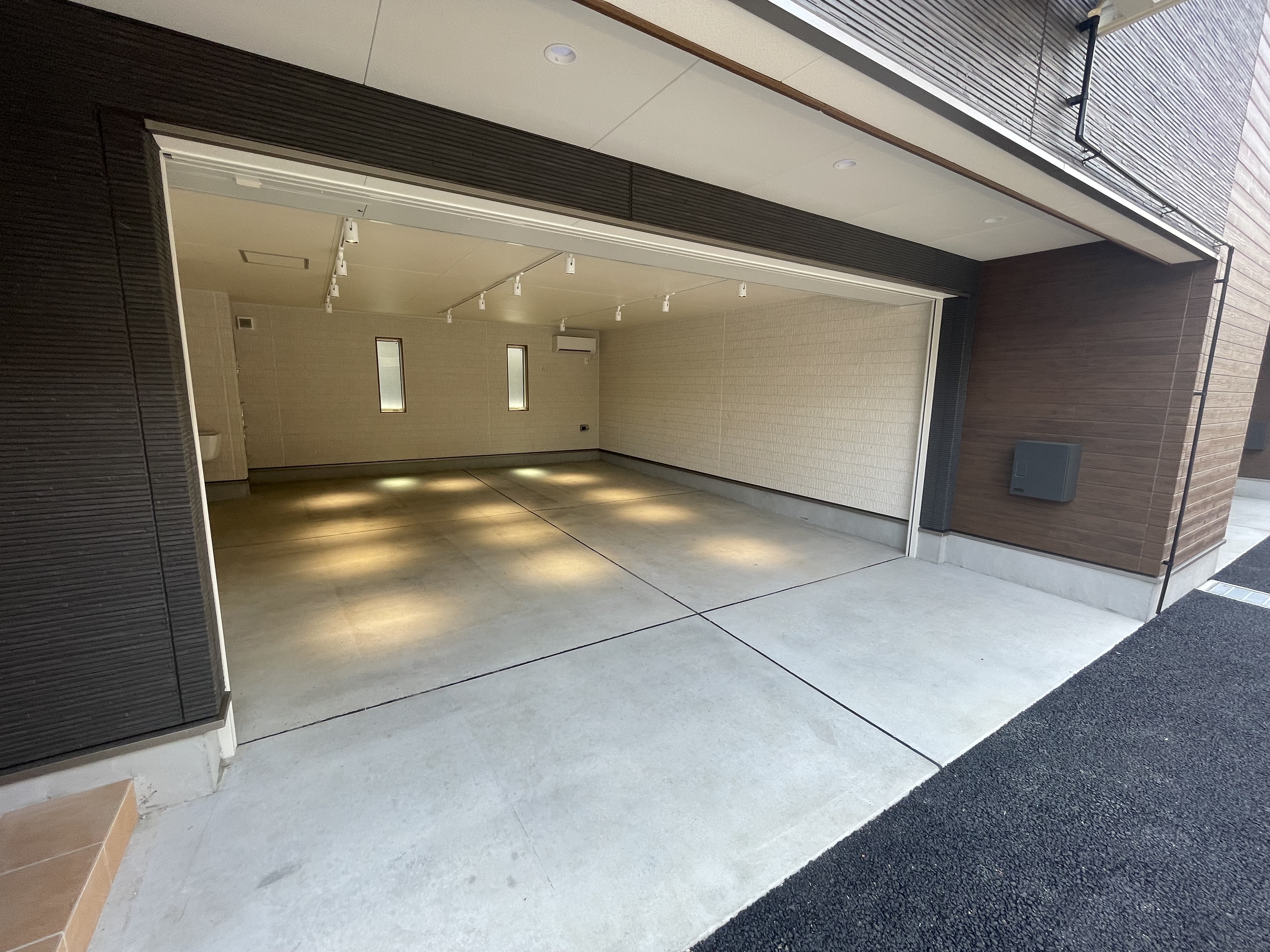 並列駐車可能なガレージスペース loading=