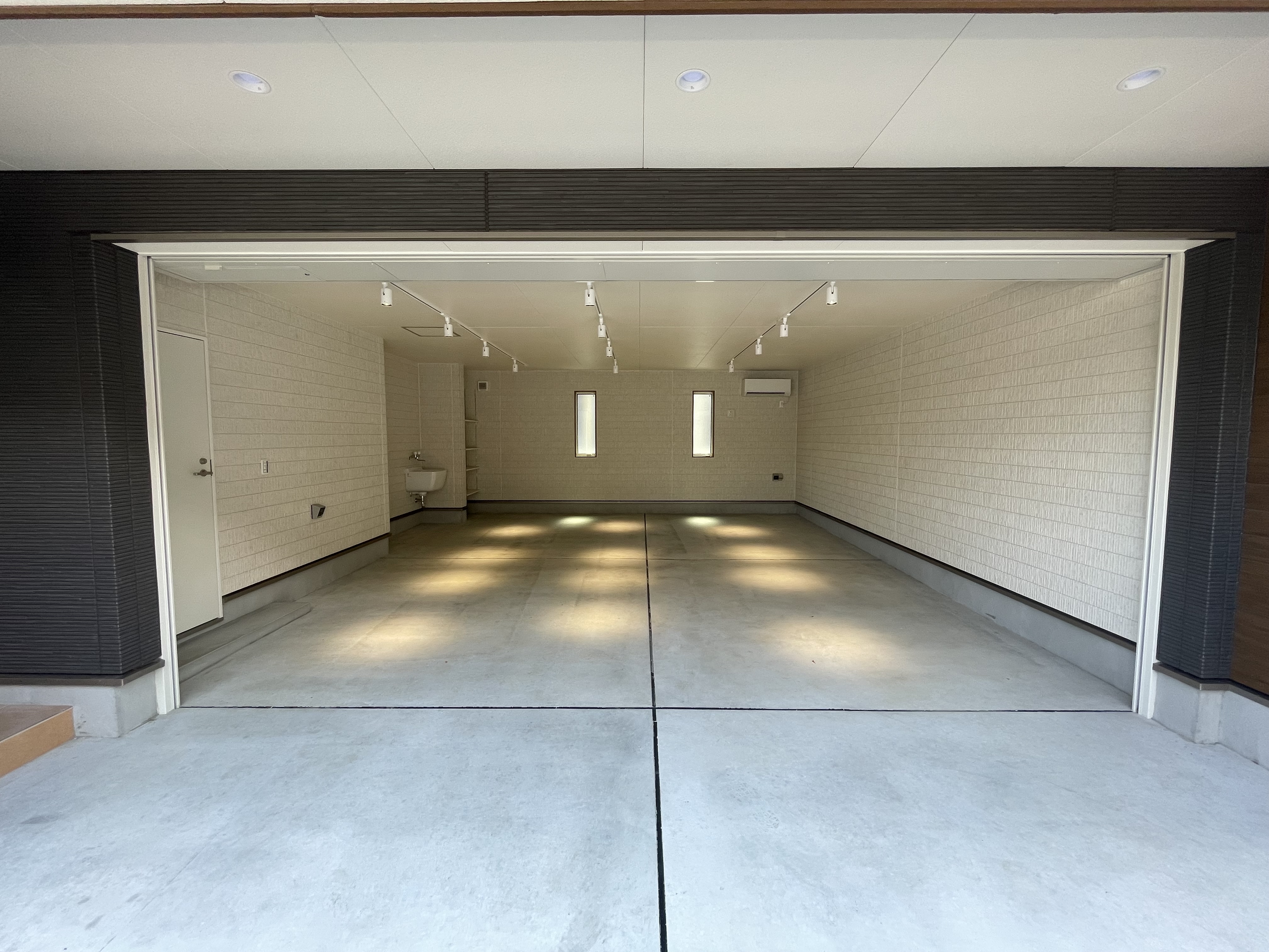 電動シャッター付きのガレージスペース loading=