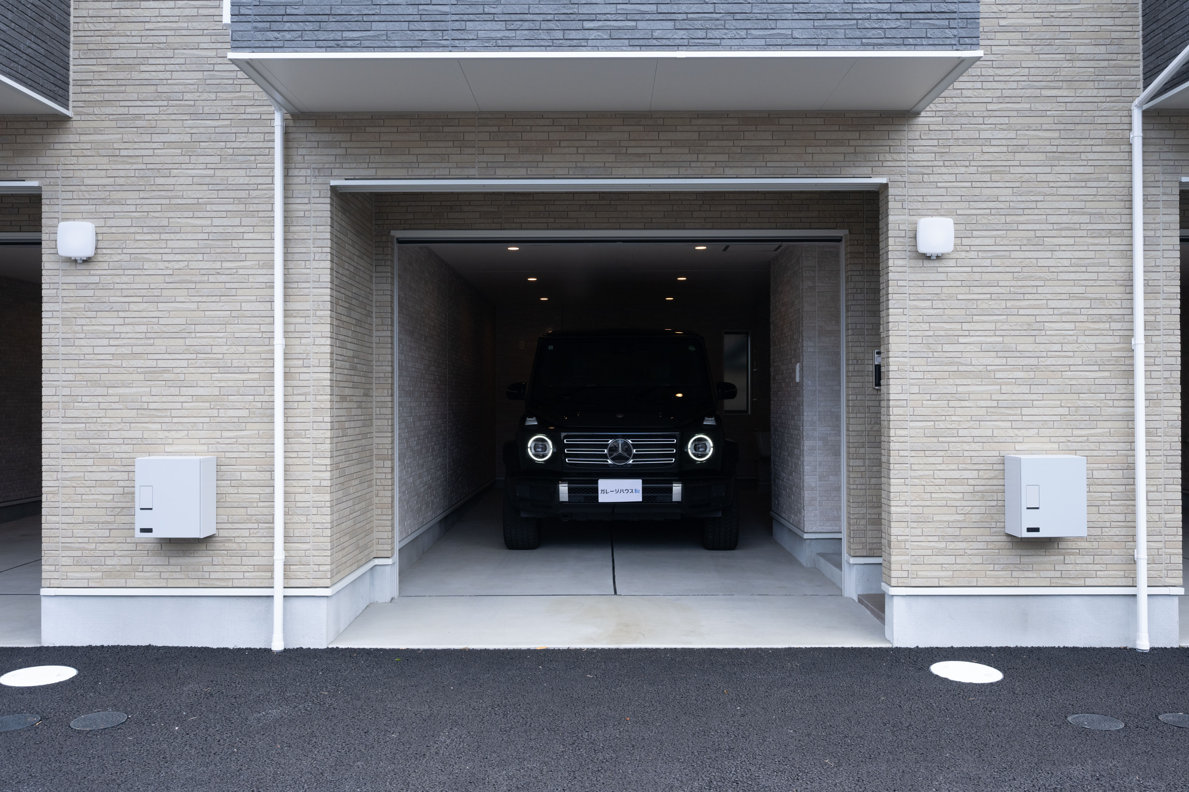 ガレージの電動シャッターの横幅は約2.9m loading=