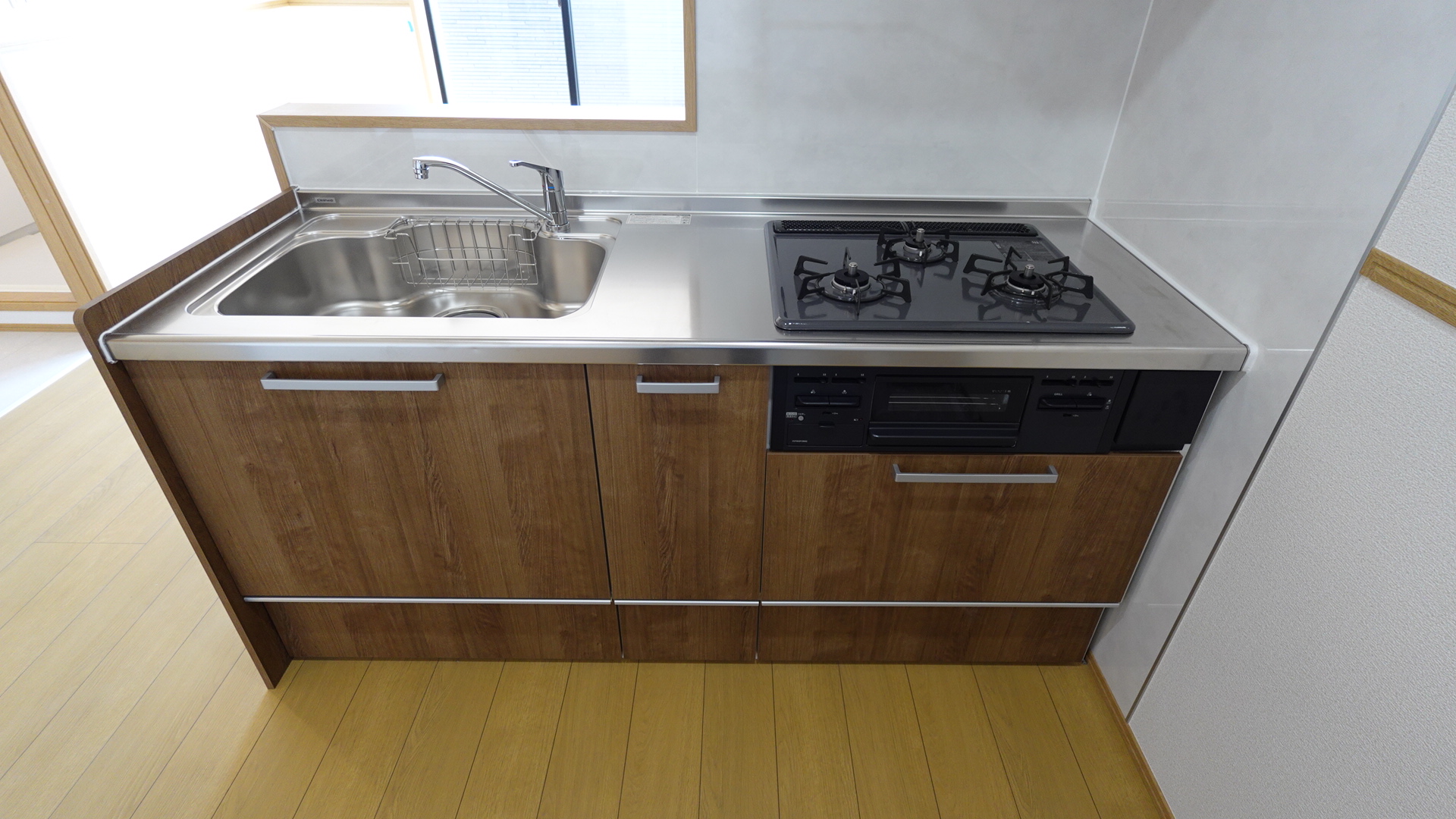 3つ口コンロとグリル付きのシステムキッチン loading=