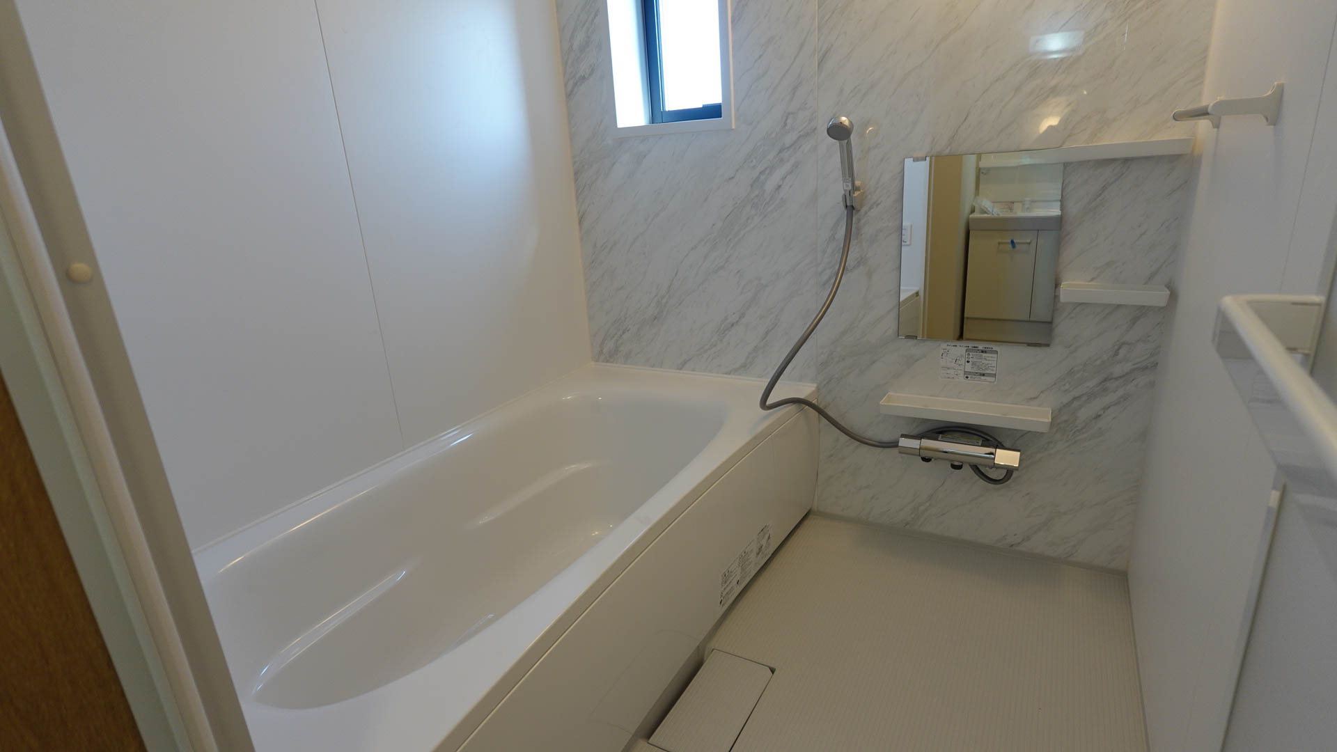 1坪タイプの広々とした浴室 loading=