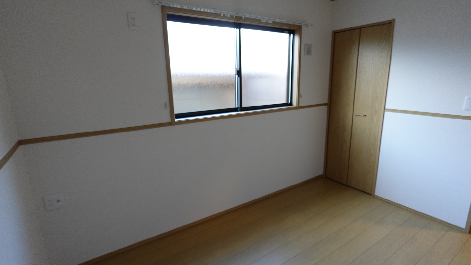 大きな窓のある洋室 loading=