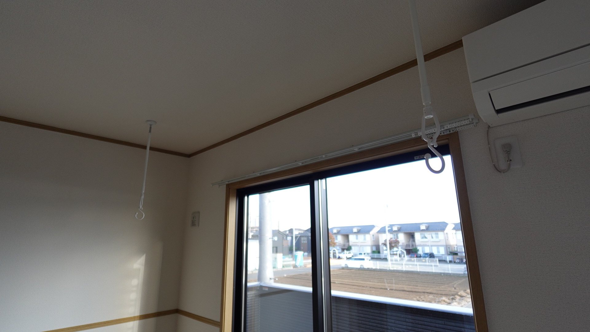 悪天候時だけでなく、花粉の季節も大活躍の室内物干し loading=