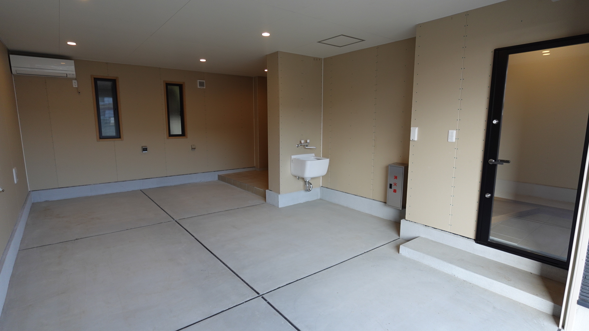 奥行き6.1mのガレージスペース loading=