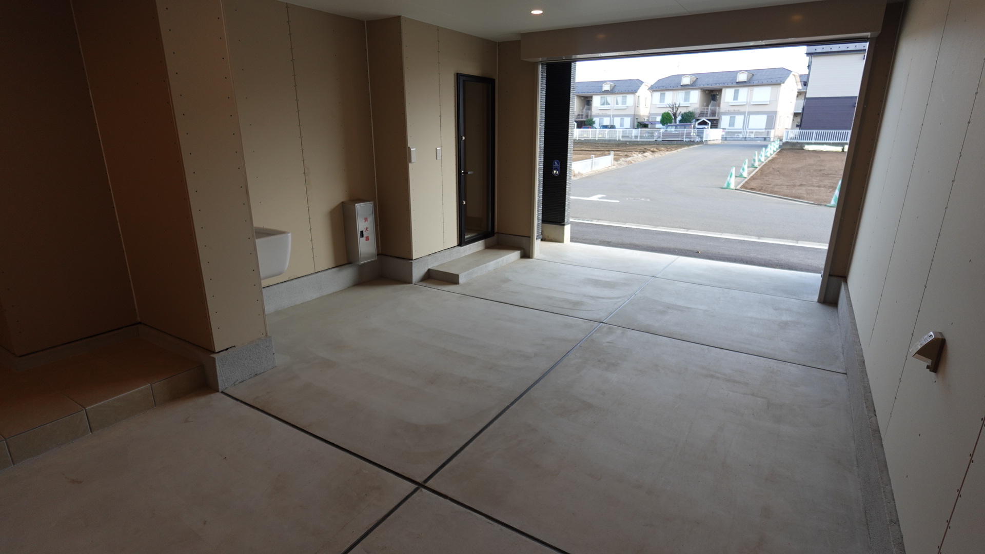 ガレージスペースから居室スペースへの出入りも可能です loading=