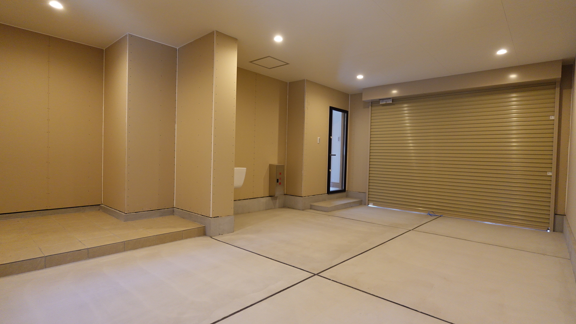 シャッターを降ろした状態のガレージスペース loading=