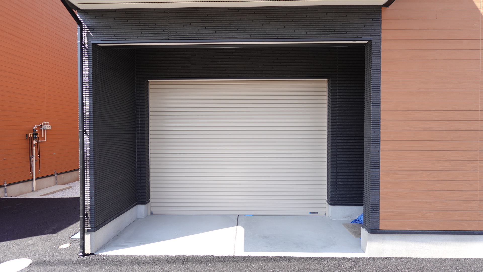 ガレージのシャッターを降ろした状態 loading=