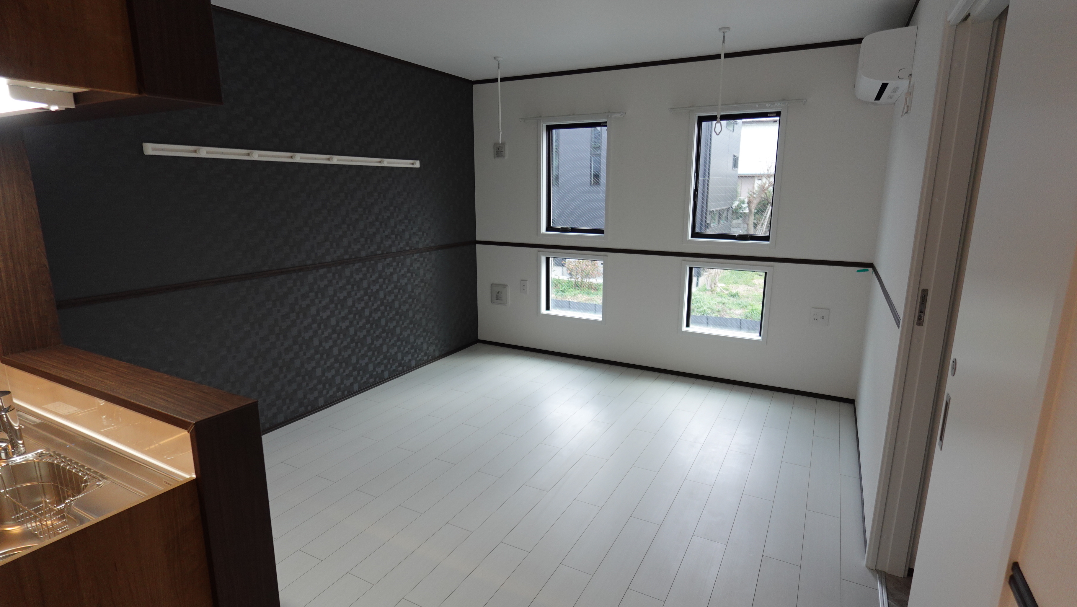 A室のLDKはアクセントクロスがオシャレな11.7帖 loading=