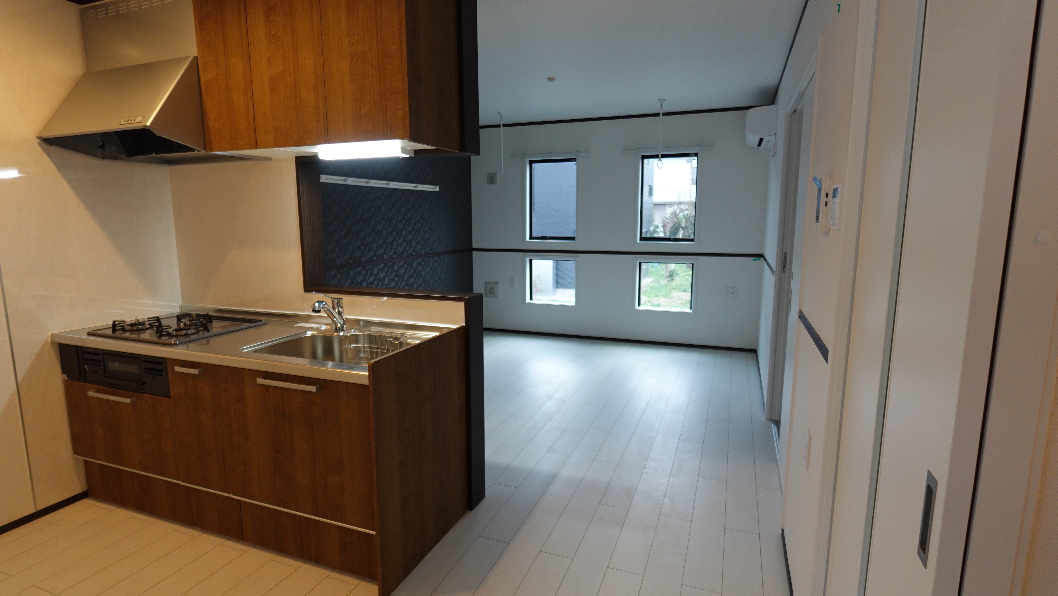 メンテナンスが容易なステンレストップのキッチン loading=