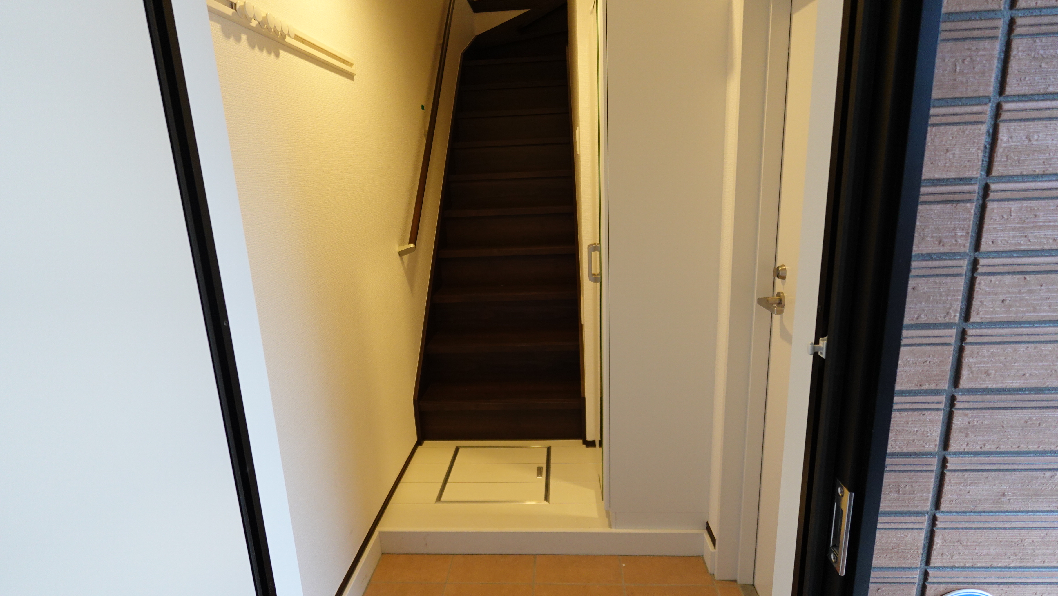 A室の玄関スペースには大型のシューズボックス loading=