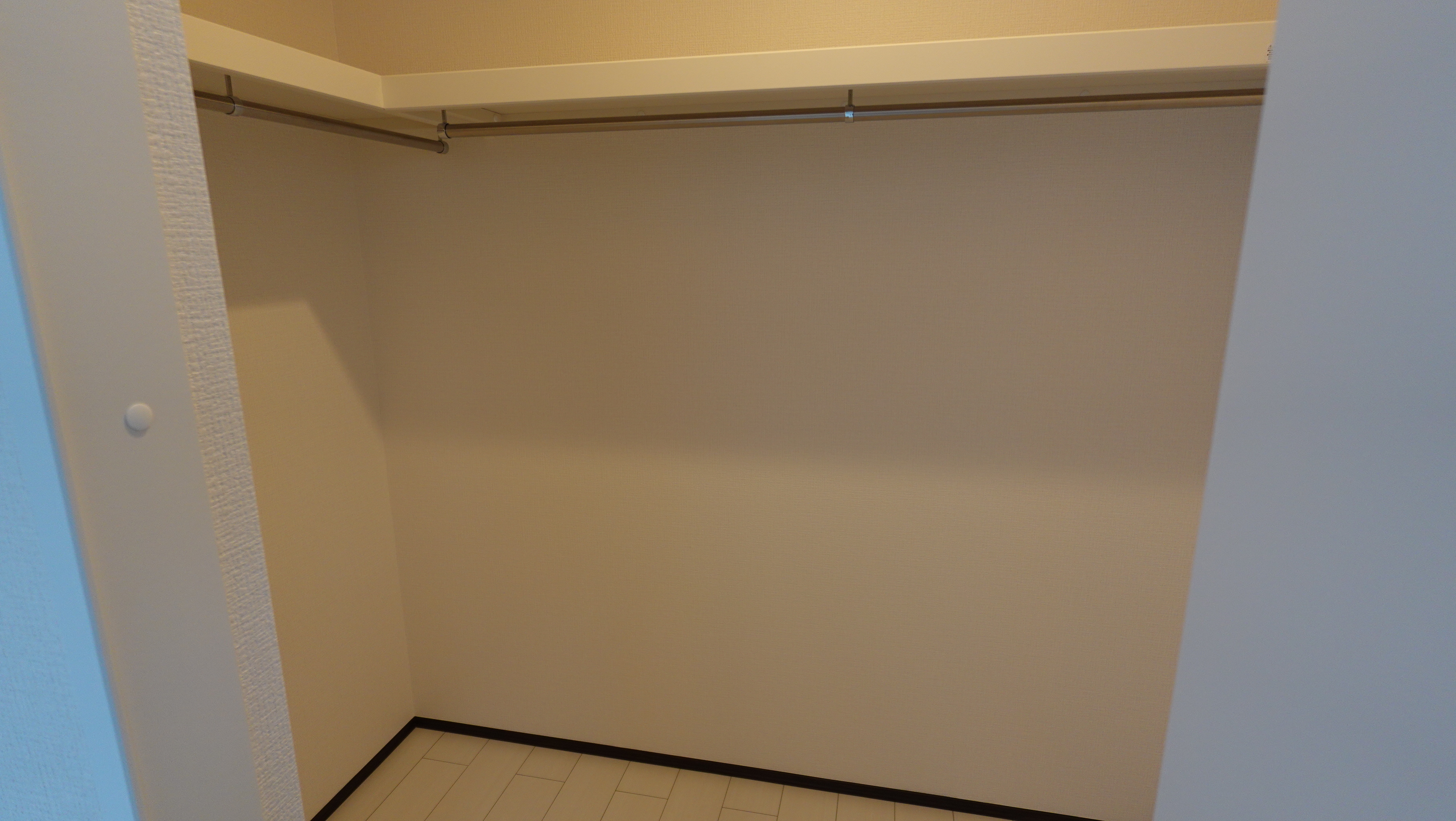 ウォークインクローゼット内には収納棚とハンガーパイプ付き loading=