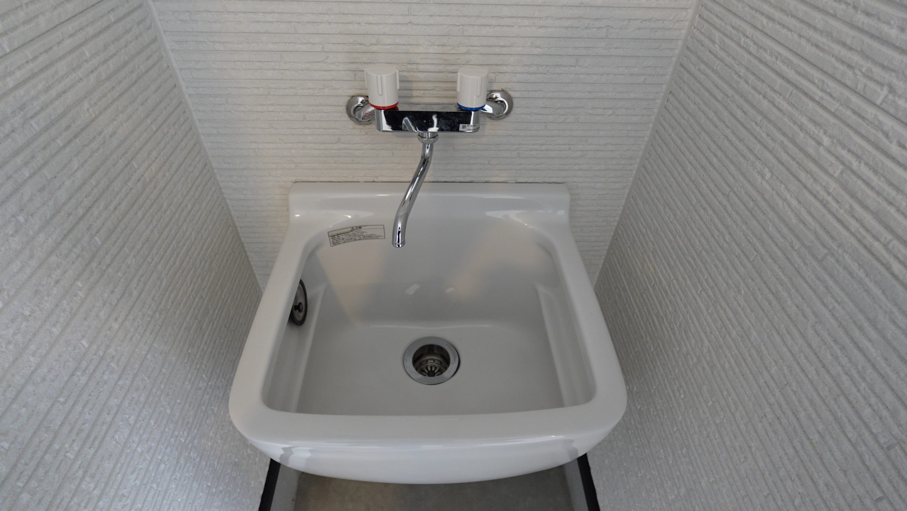 ガレージ内の混合栓付きの多目的流し loading=