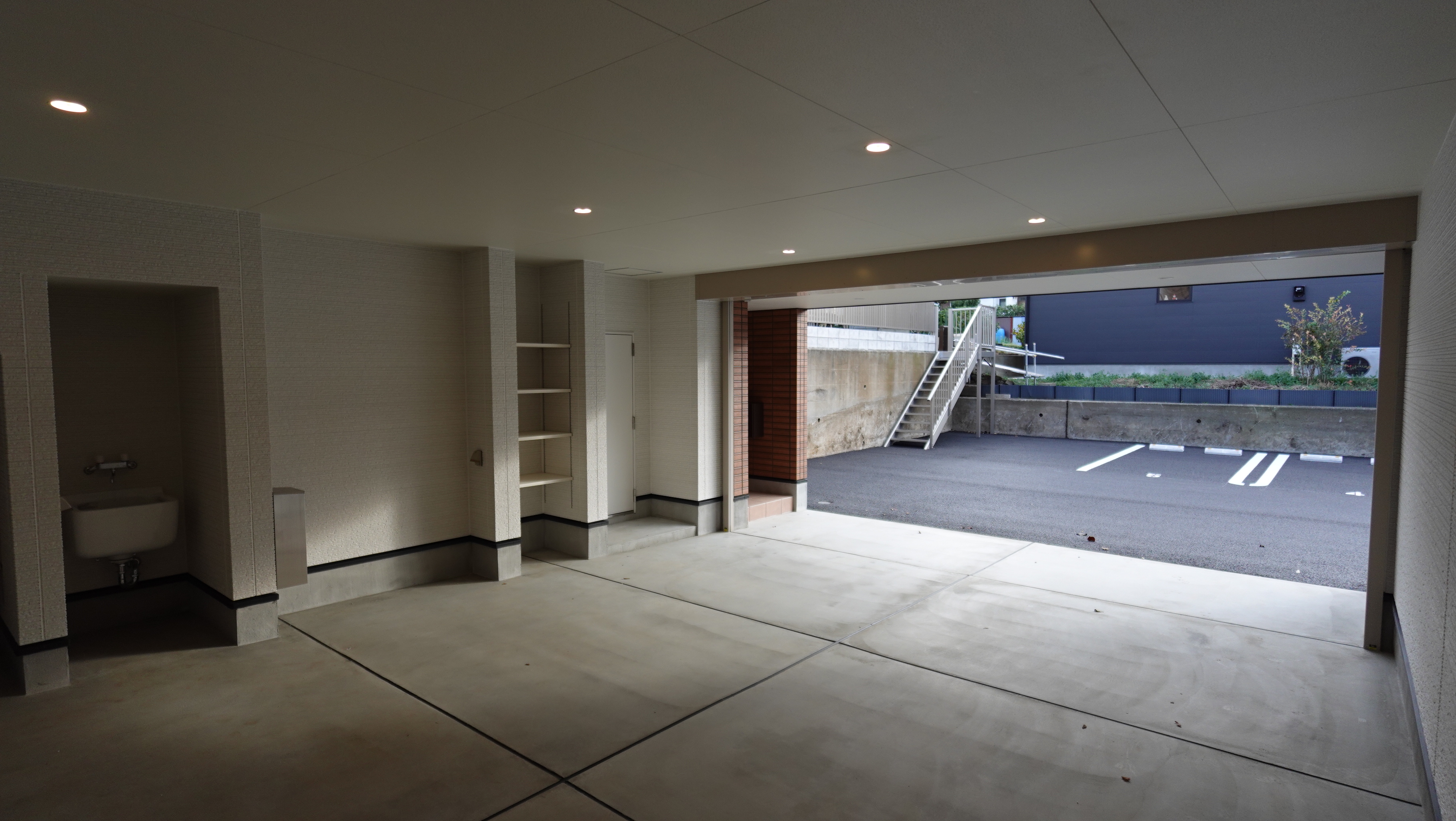 C室のガレージスペース内 loading=