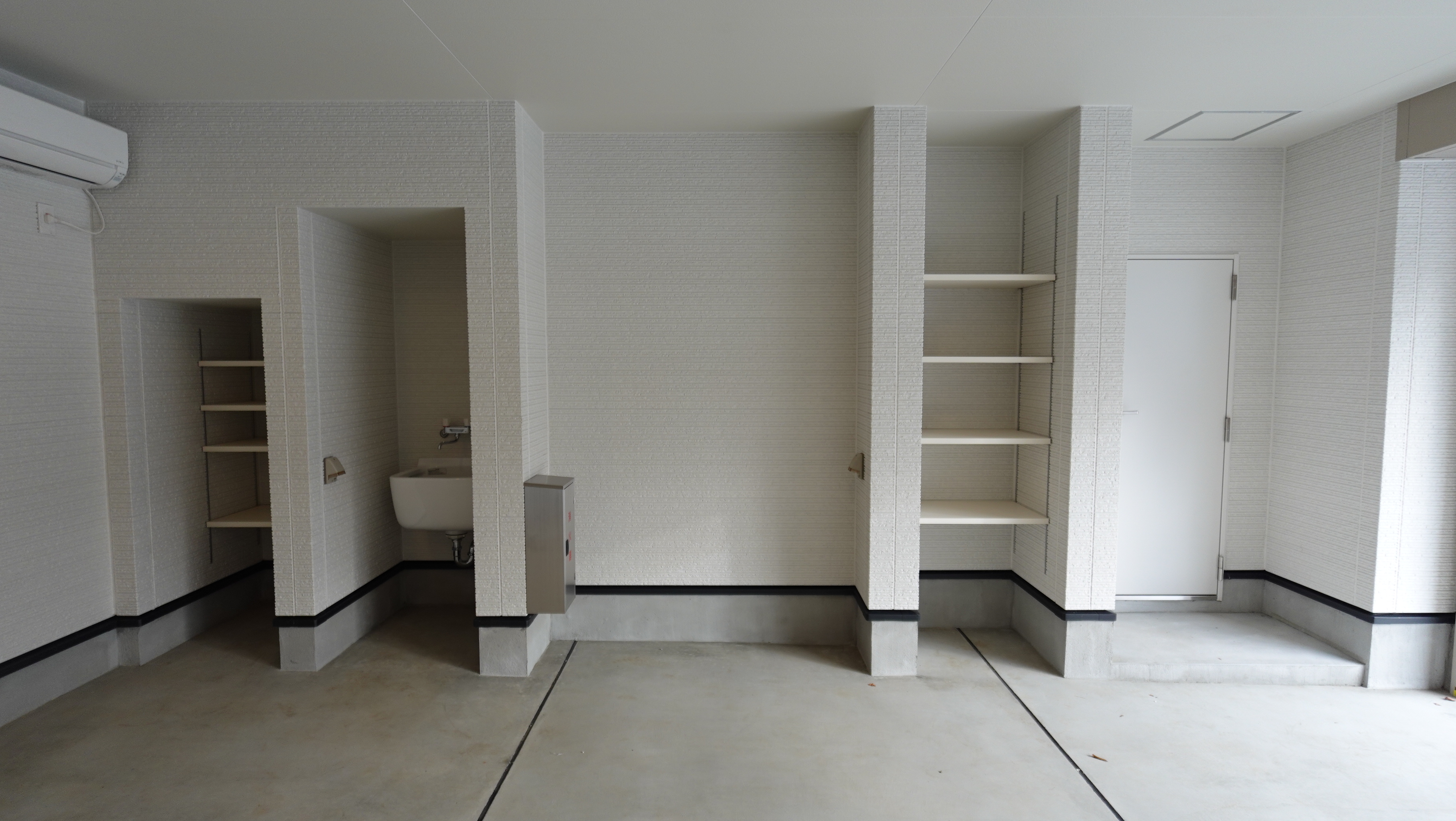 C室のガレージ内の収納スペース loading=