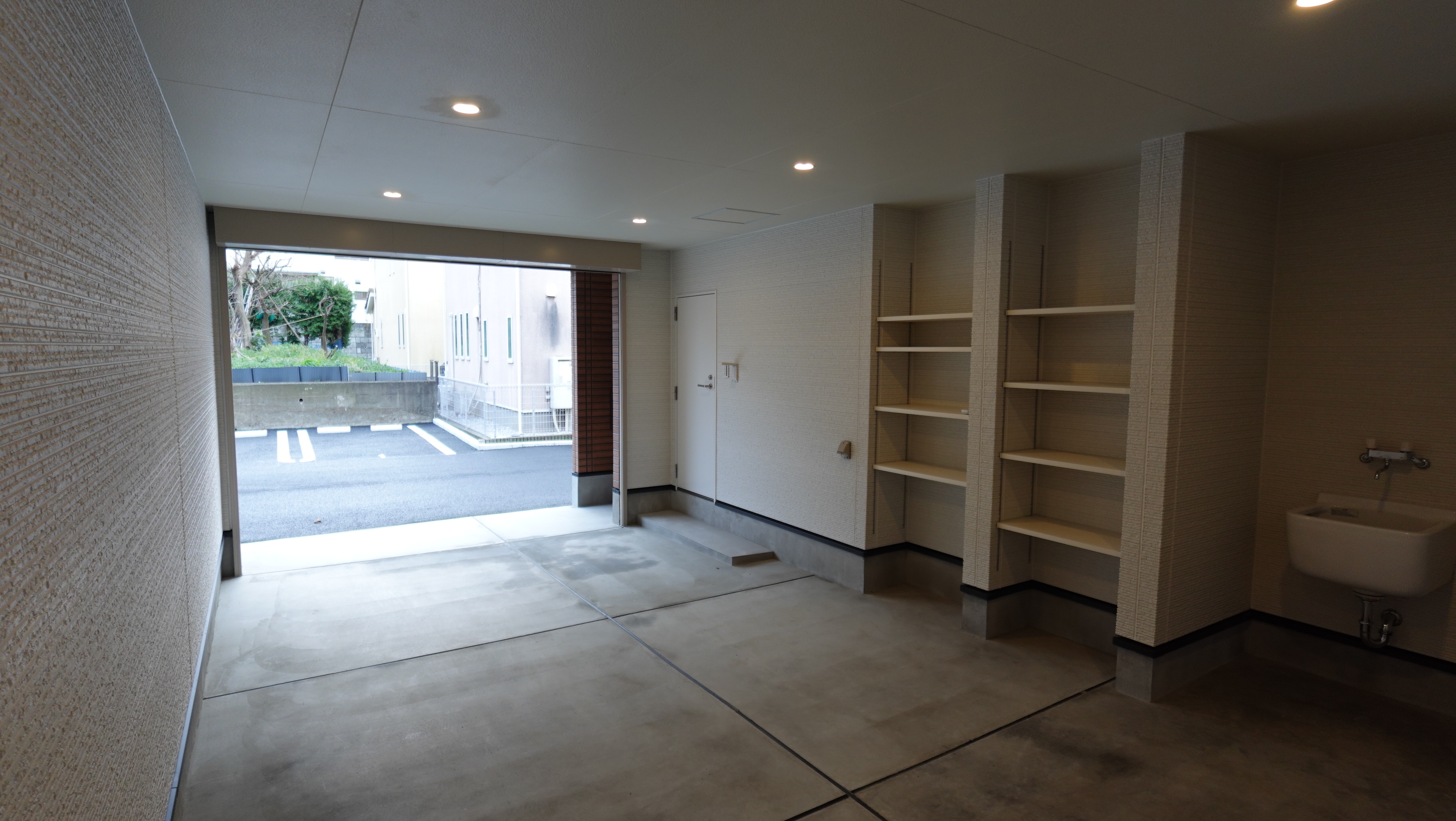 A室のガレージスペースの内部 loading=