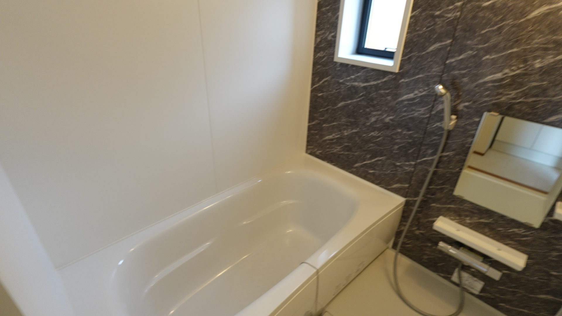 1坪タイプの広々とした浴室
 loading=