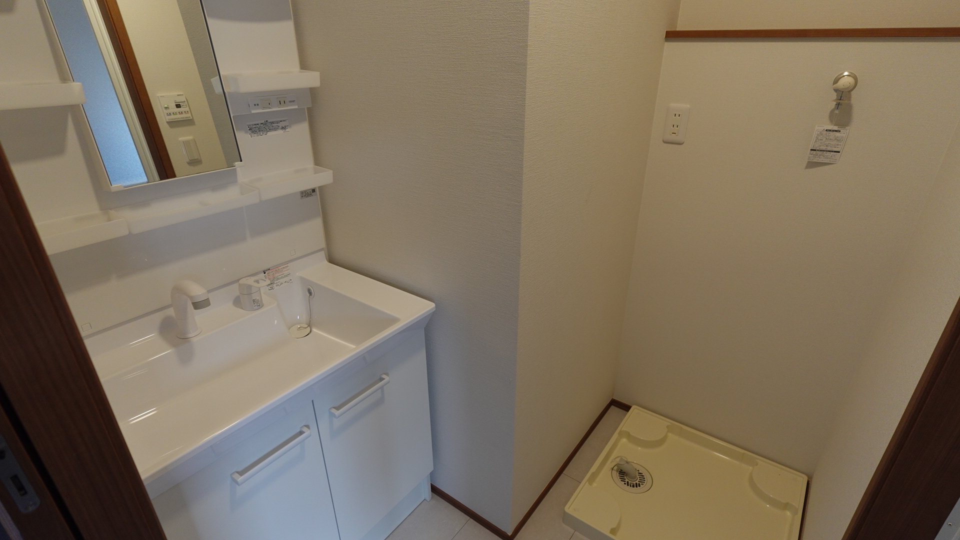 シャワーヘッド付きの洗面台と洗濯機置き場
 loading=