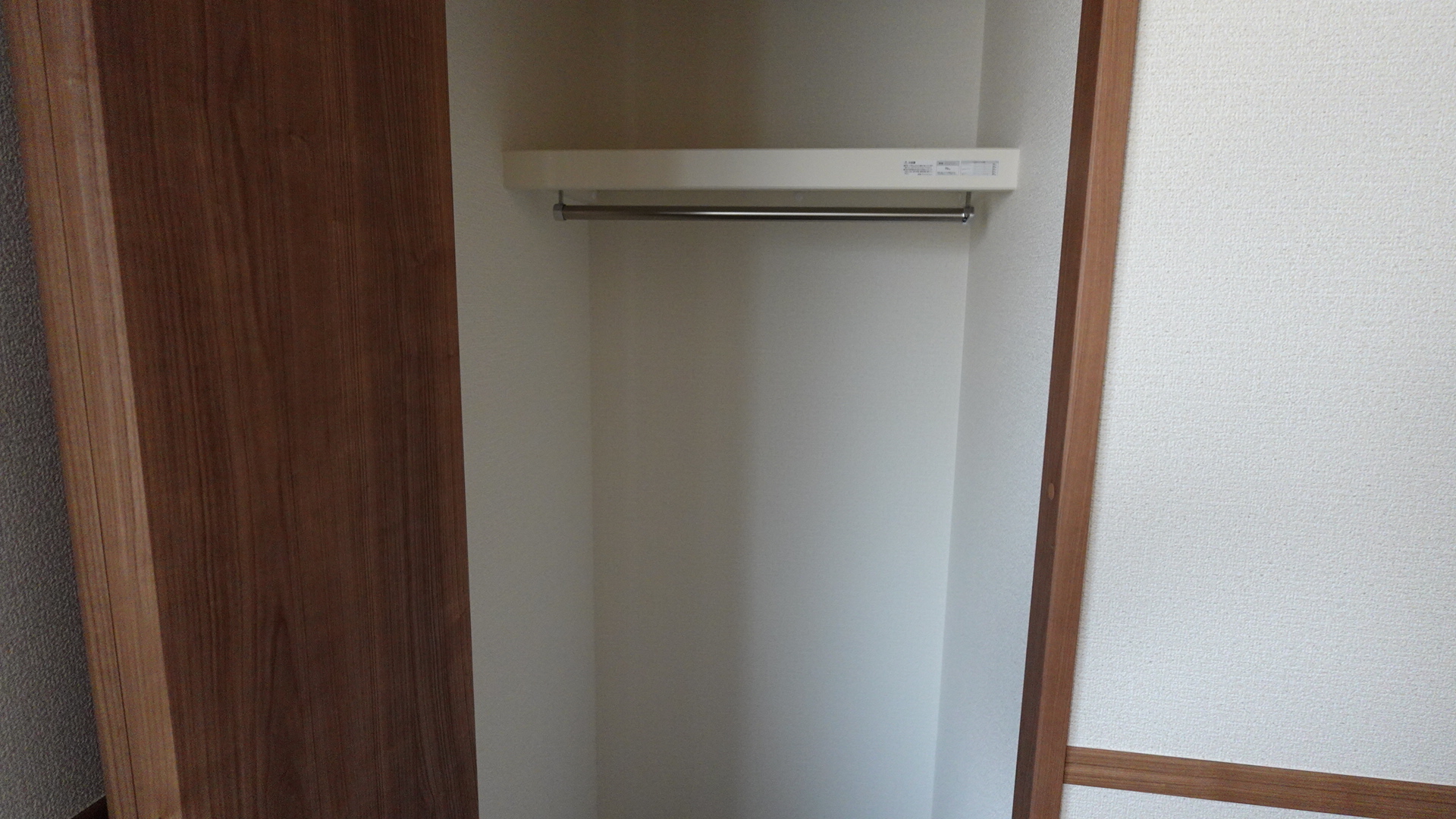 収納棚とハンガーパイプのある収納スペース
 loading=