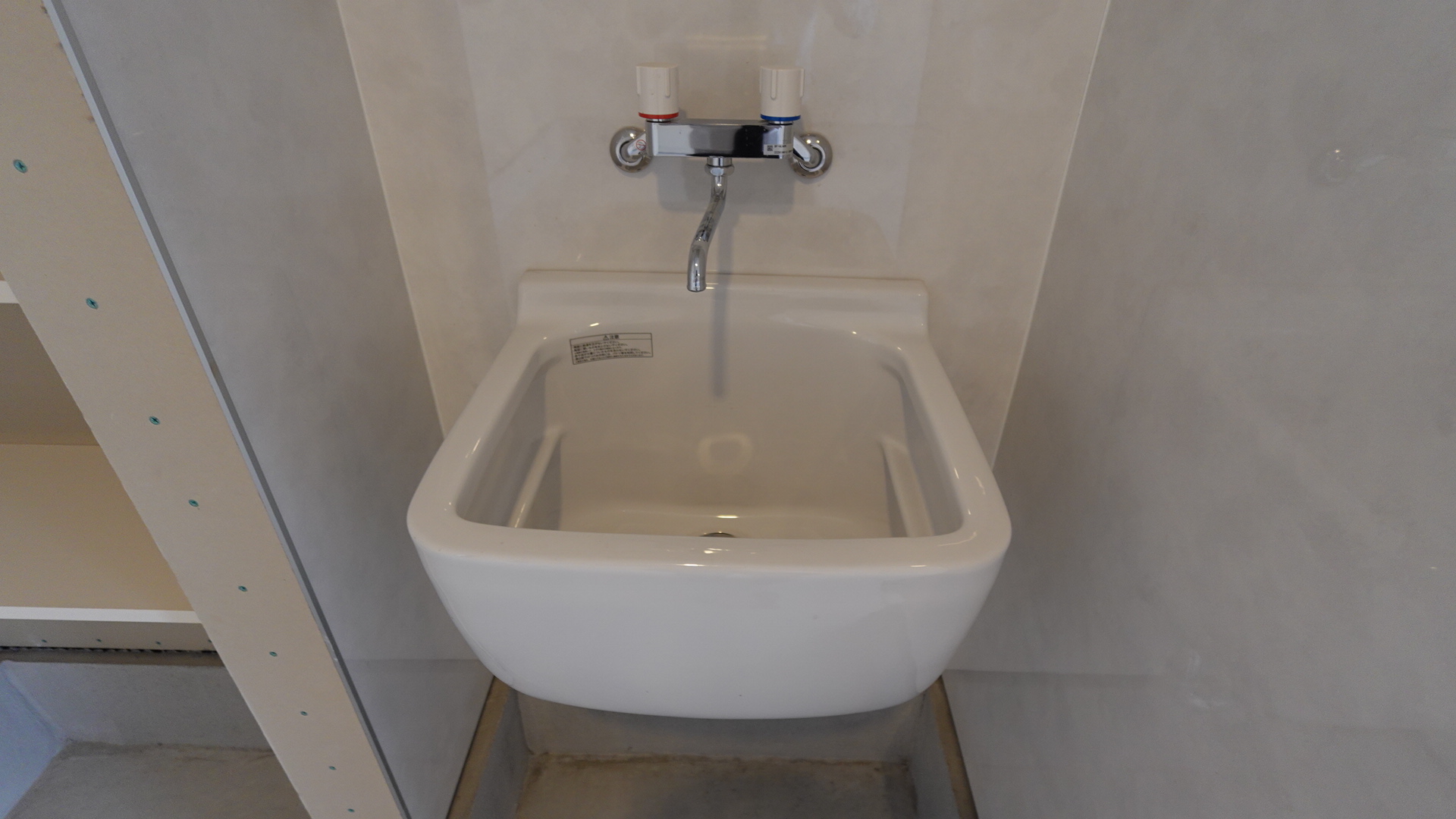 ガレージ内には混合栓付きのマルチシンクを標準装備
 loading=