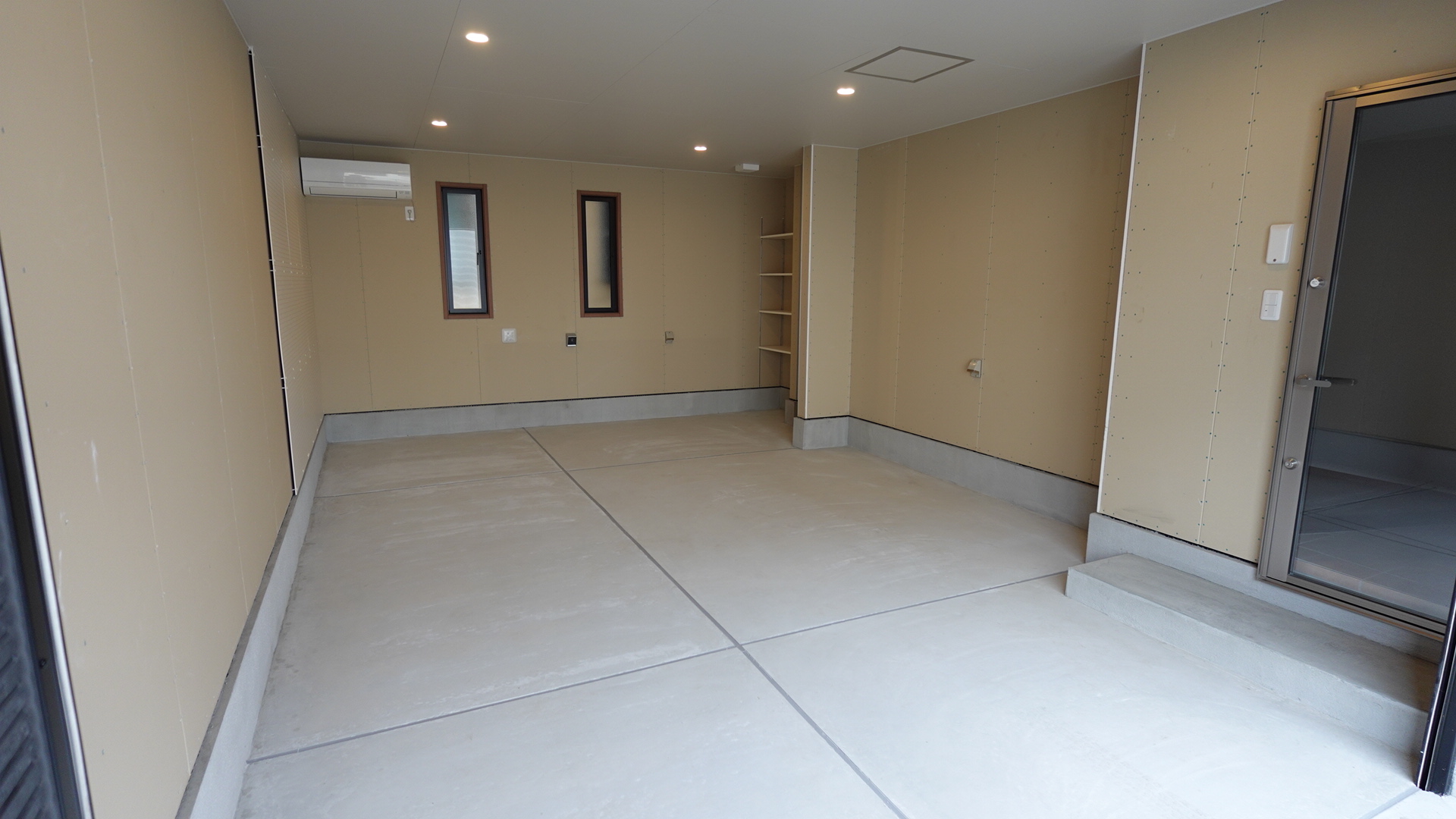 奥行き6.4mのガレージスペース
 loading=