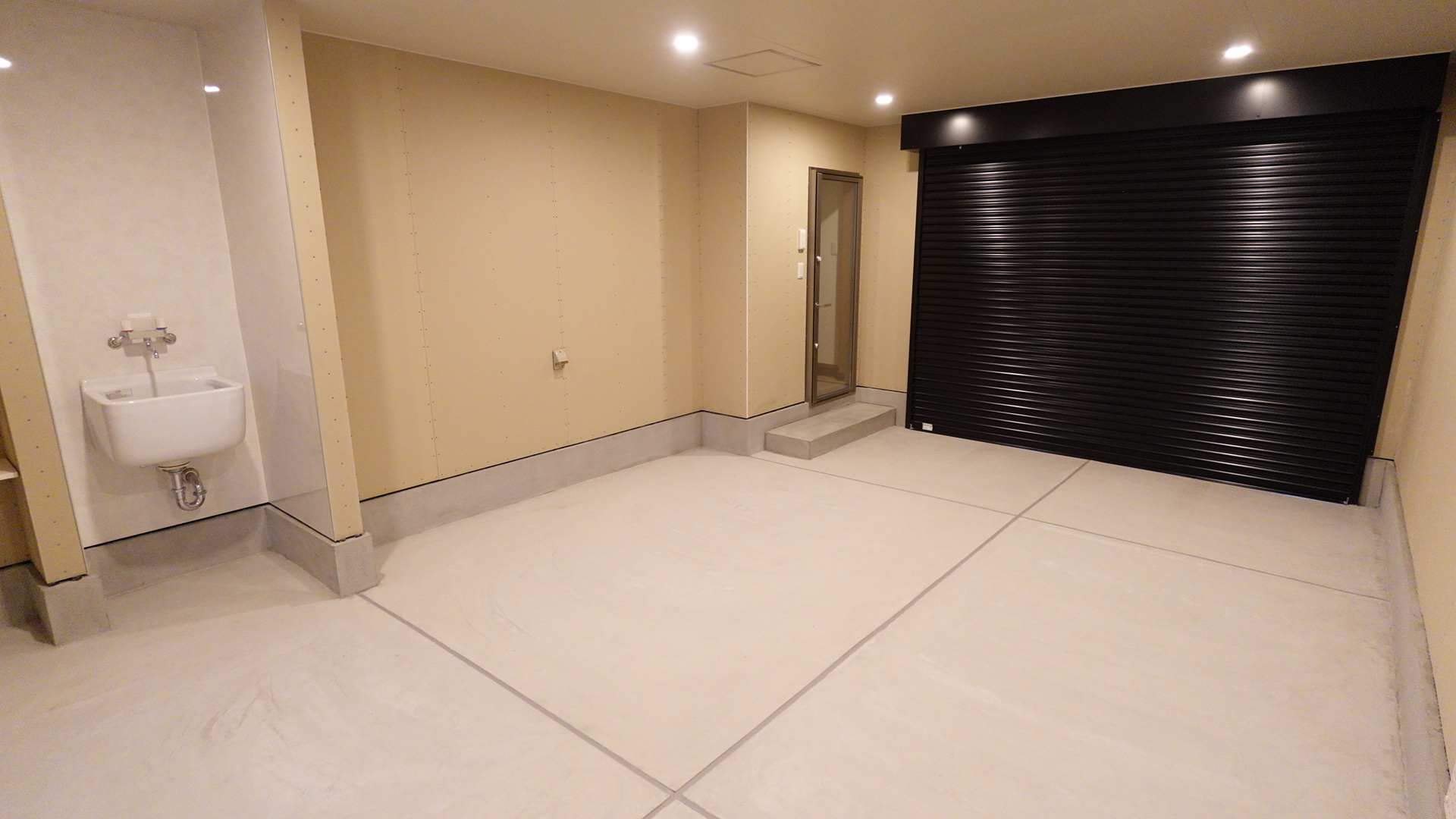 シャッターを降ろした状態のガレージスペース
 loading=