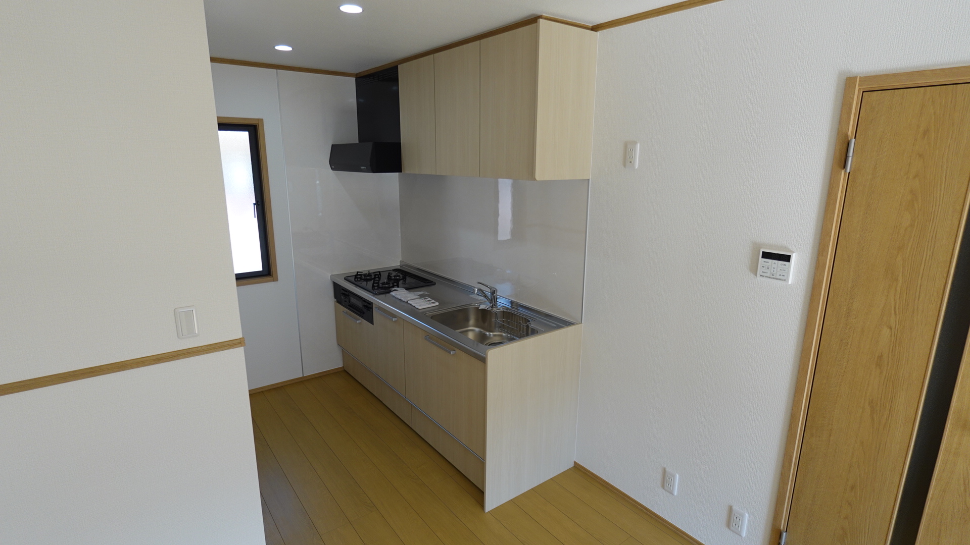 3つ口コンロとグリル付きのシステムキッチン loading=