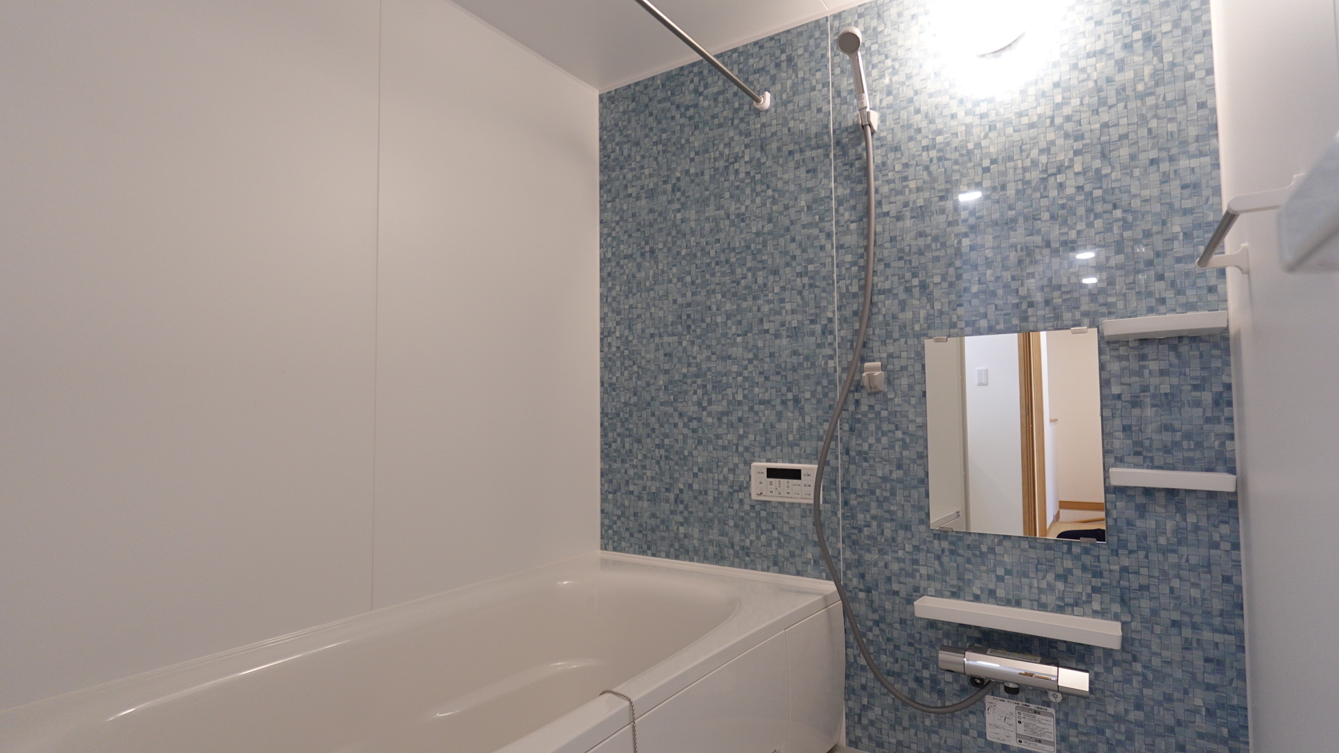 1坪タイプの広々とした浴室 loading=