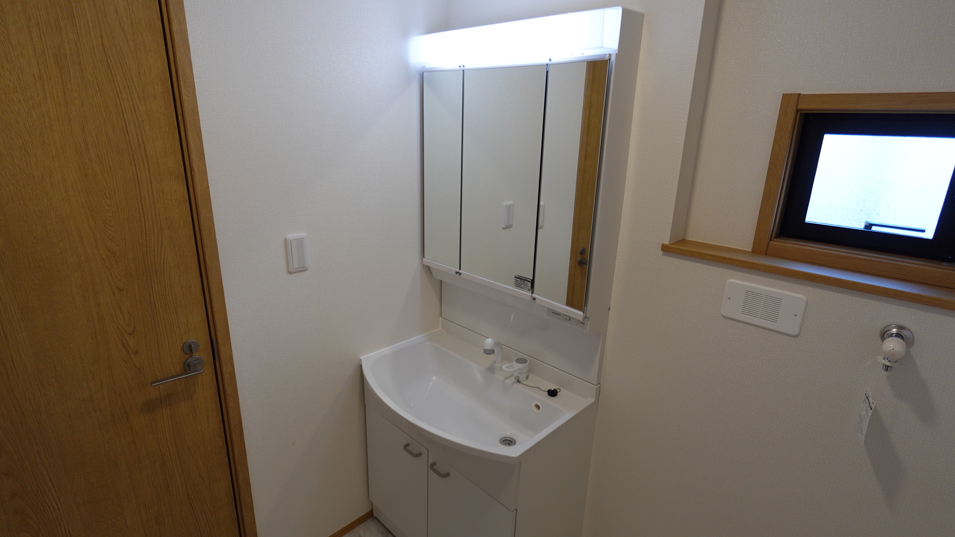 大きな収納スペースのあるシャワーヘッド付きの洗面台 loading=