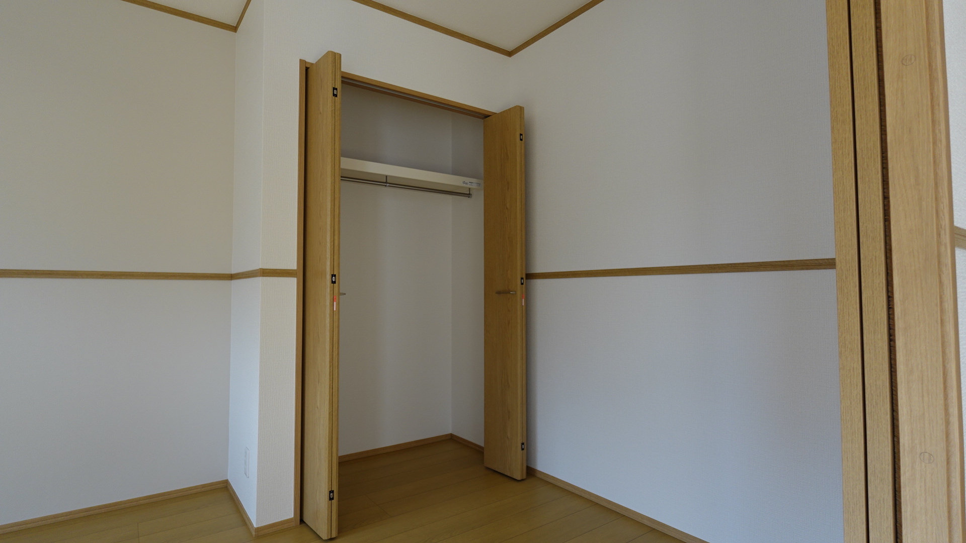 南側の洋室にも収納とハンガーパイプのあるクローゼット付き loading=