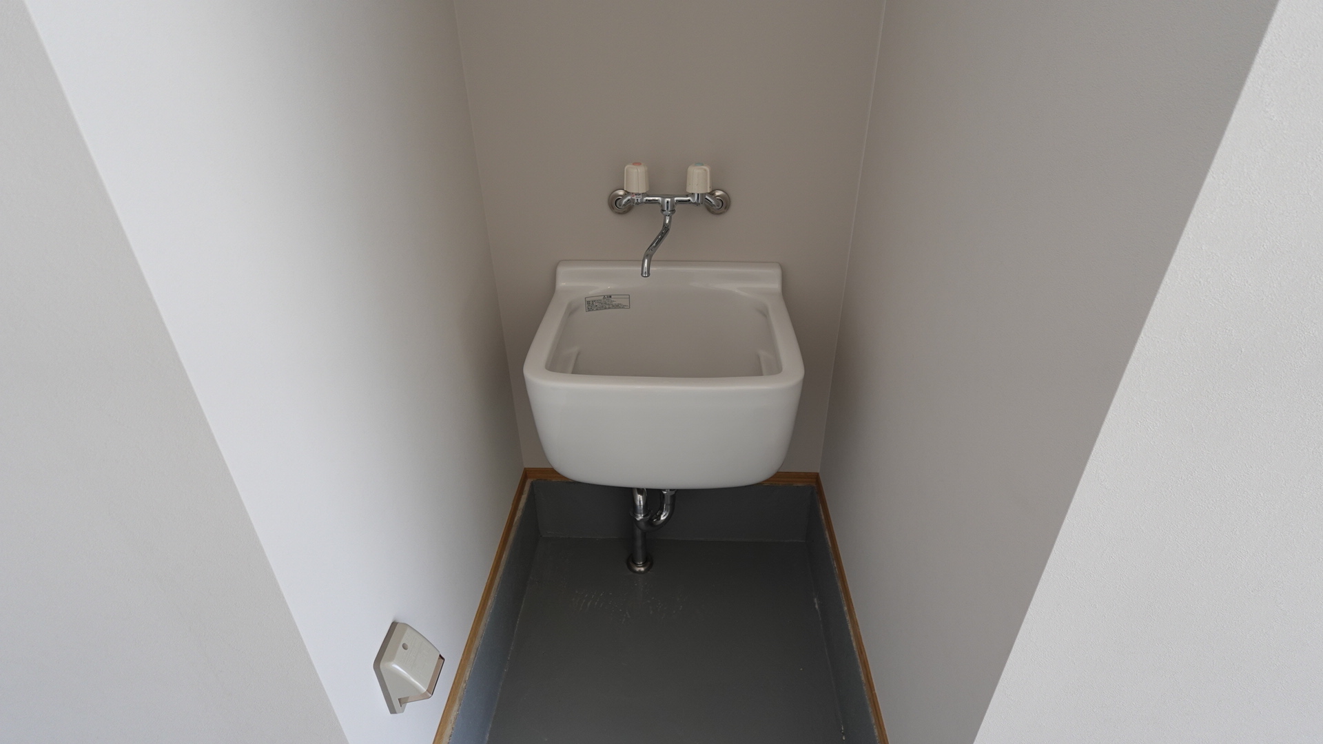 ガレージ内には混合栓付きのマルチシンクを標準装備 loading=