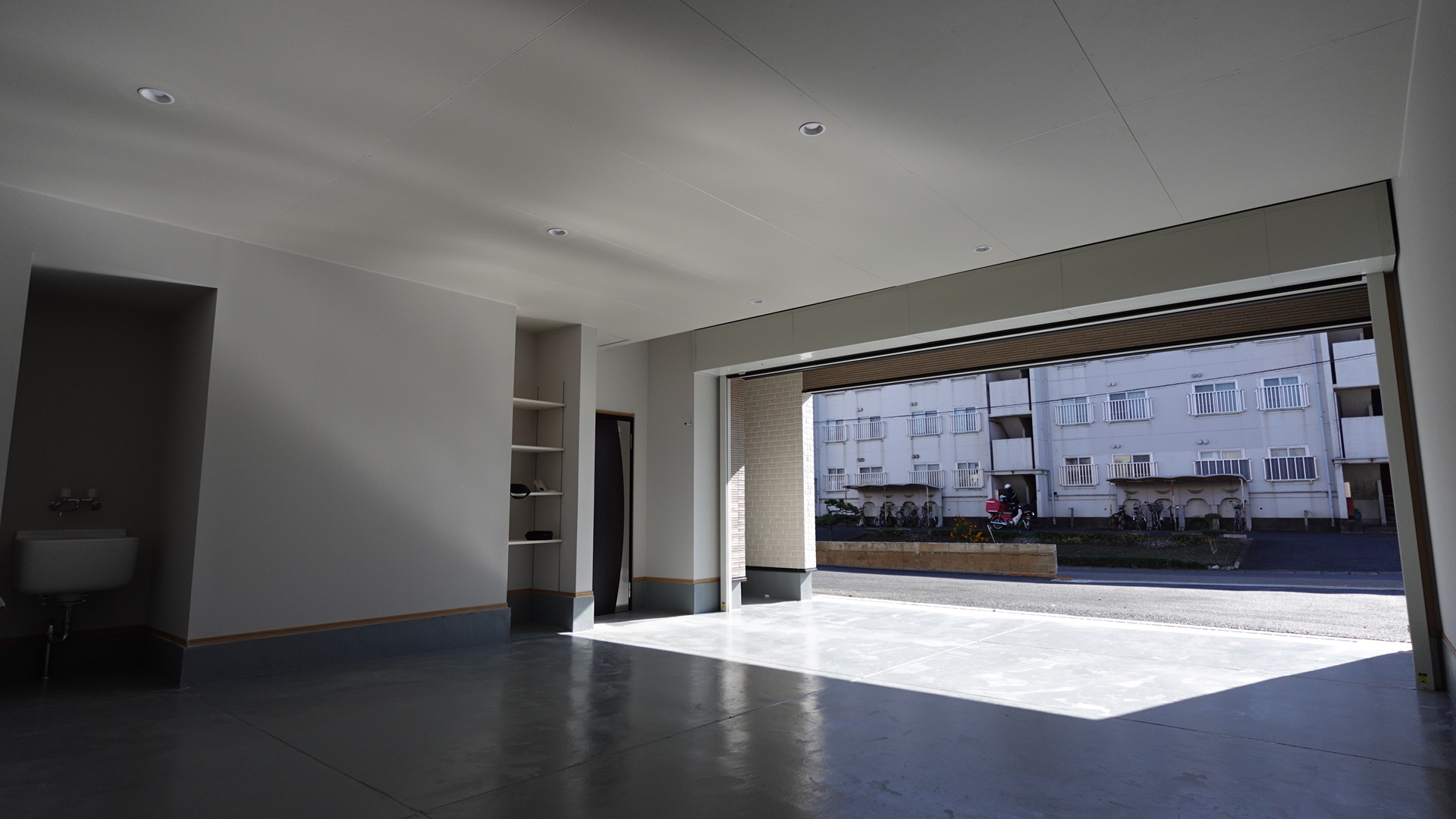 ガレージスペースの間口は約5m loading=