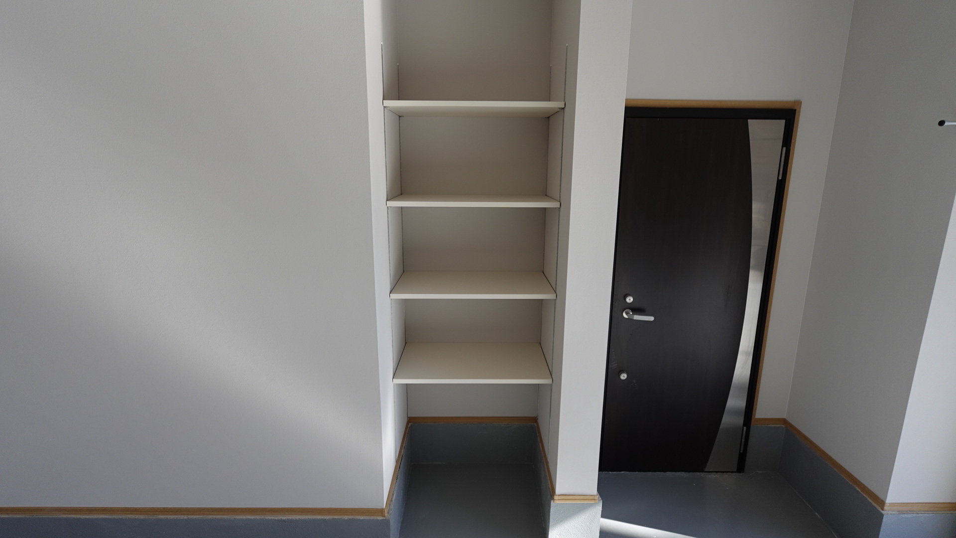 ガレージスペースにある収納棚 loading=