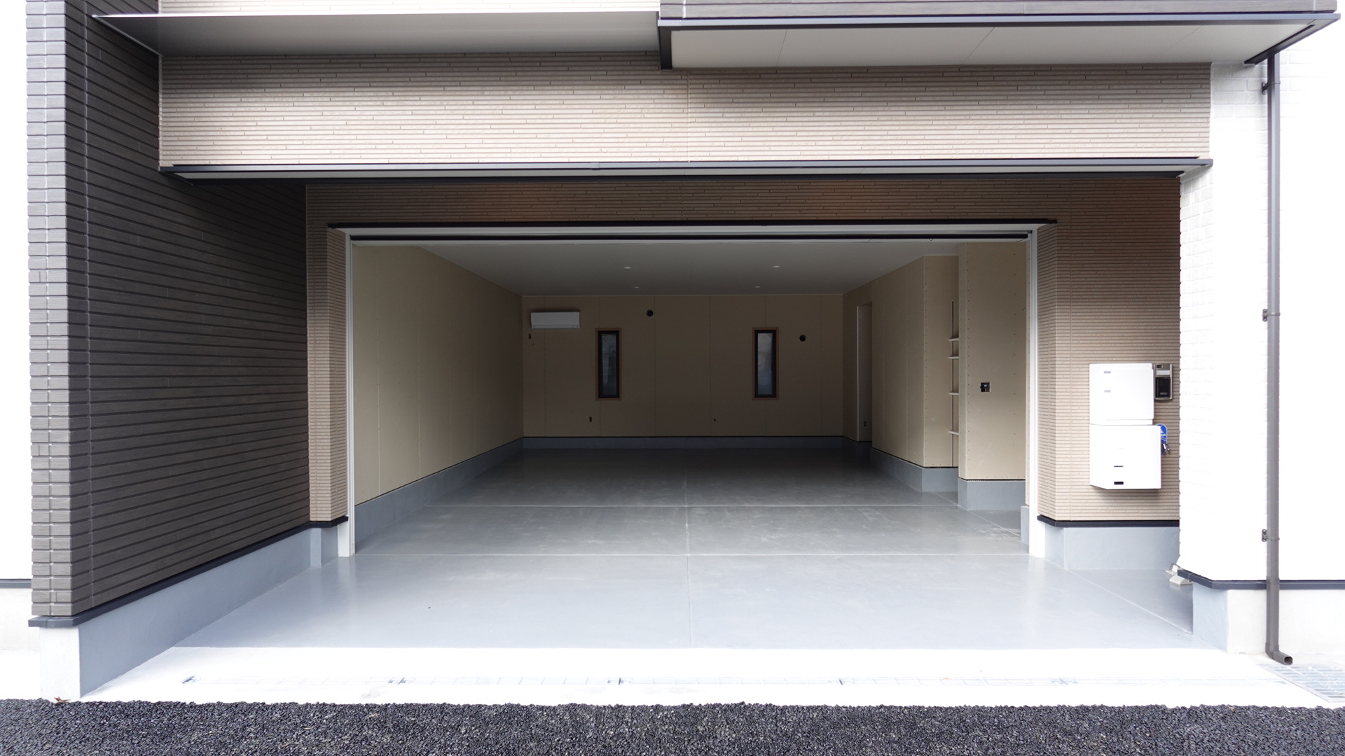 広々とした間口のガレージスペースの奥行きは約6.3m loading=