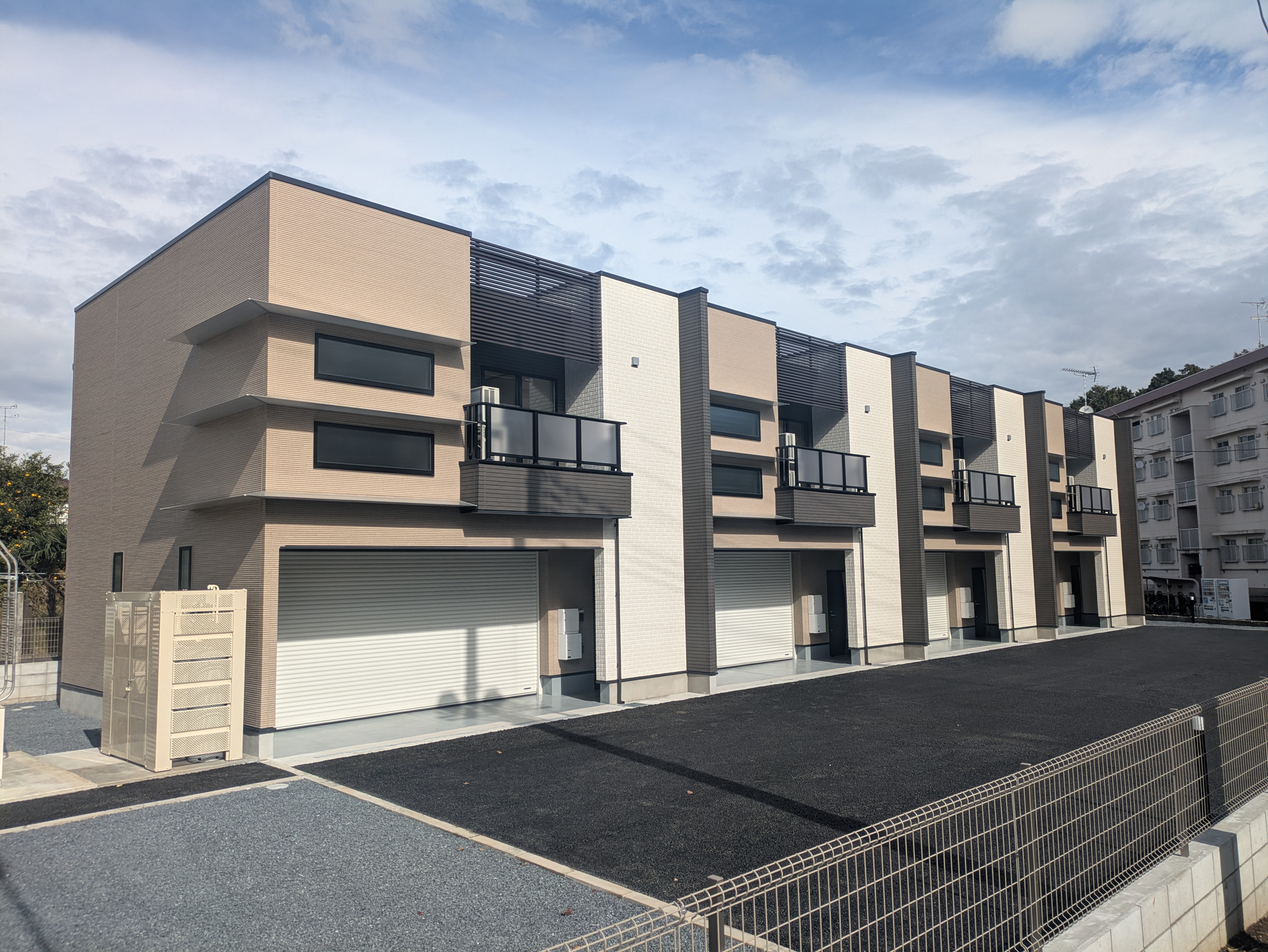 千葉県成田市のガレージハウス「櫻ガレージ」の外観③ loading=